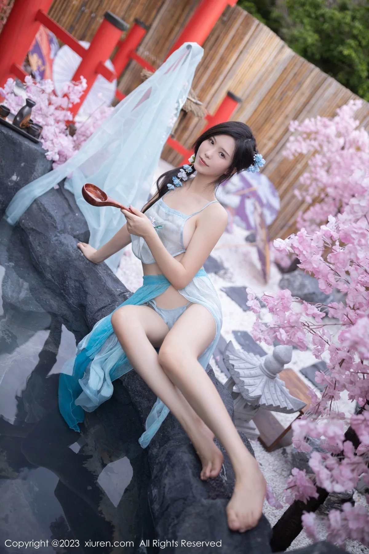 XiuRen第6991期_模特利世户外温泉性感浅蓝色古装服饰秀曼妙身姿惹火诱惑写真74P