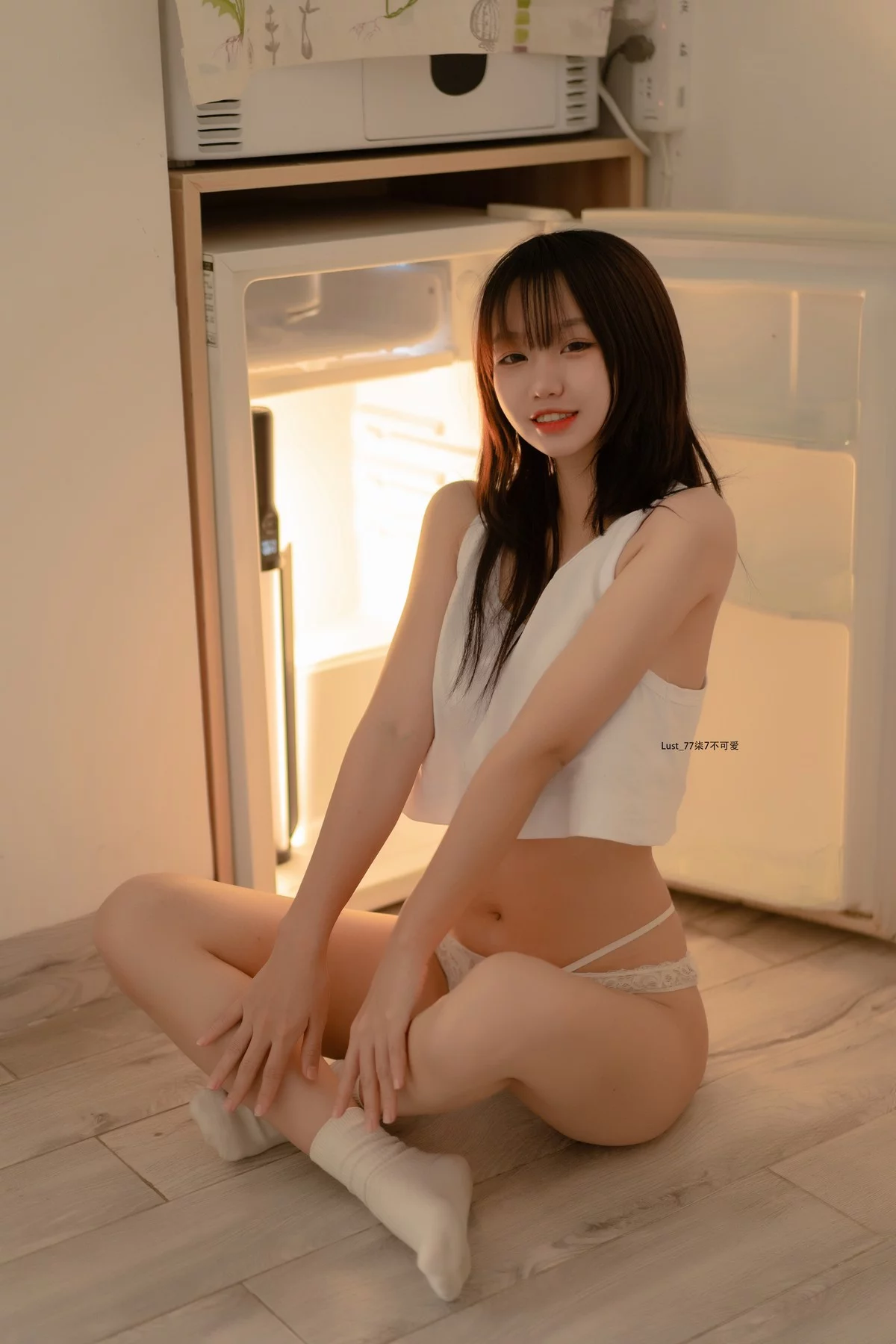 动漫博主柒柒要乖哦初恋背心主题性感白色背心配灰短裤秀完美身材诱惑写真117P