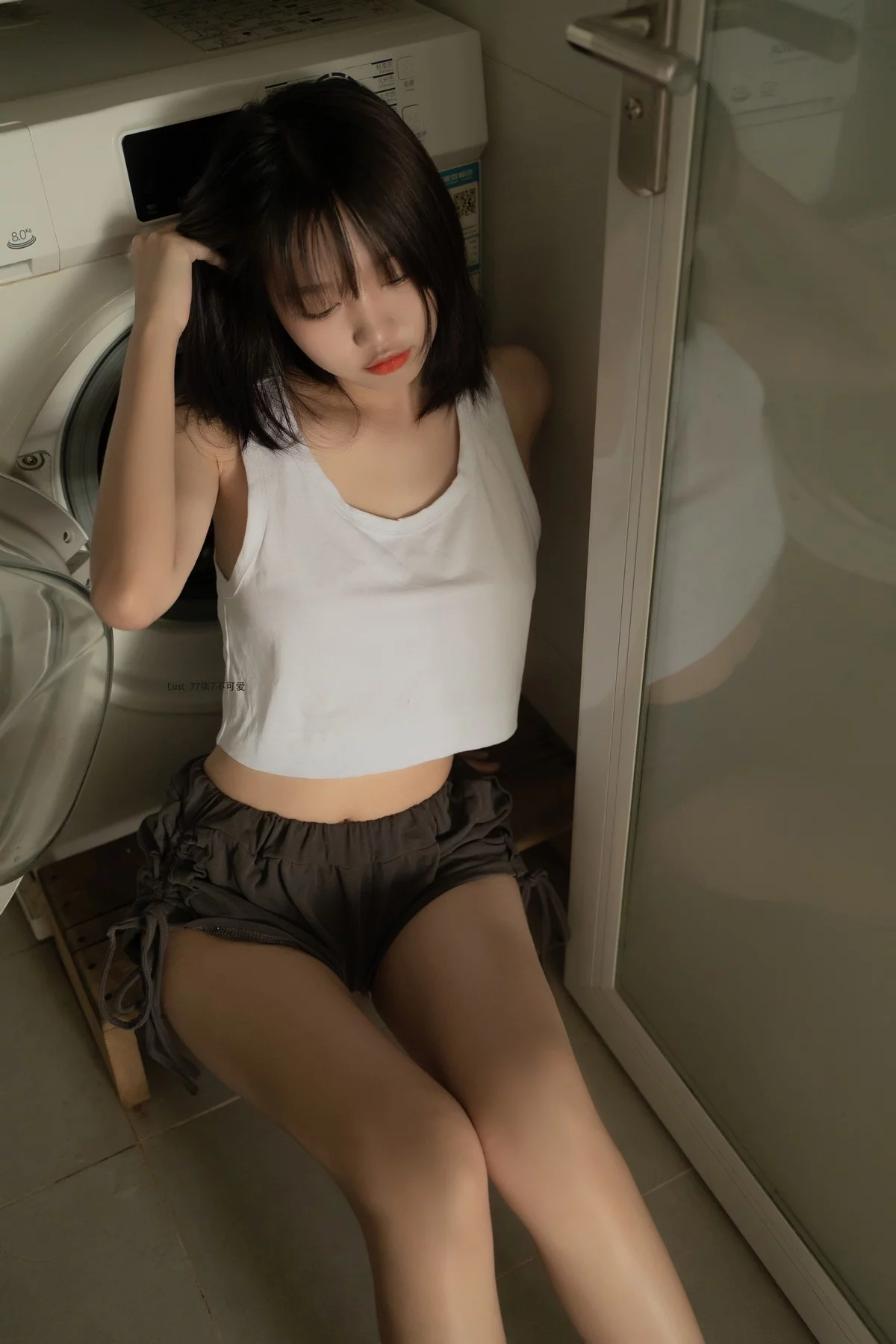动漫博主柒柒要乖哦初恋背心主题性感白色背心配灰短裤秀完美身材诱惑写真117P