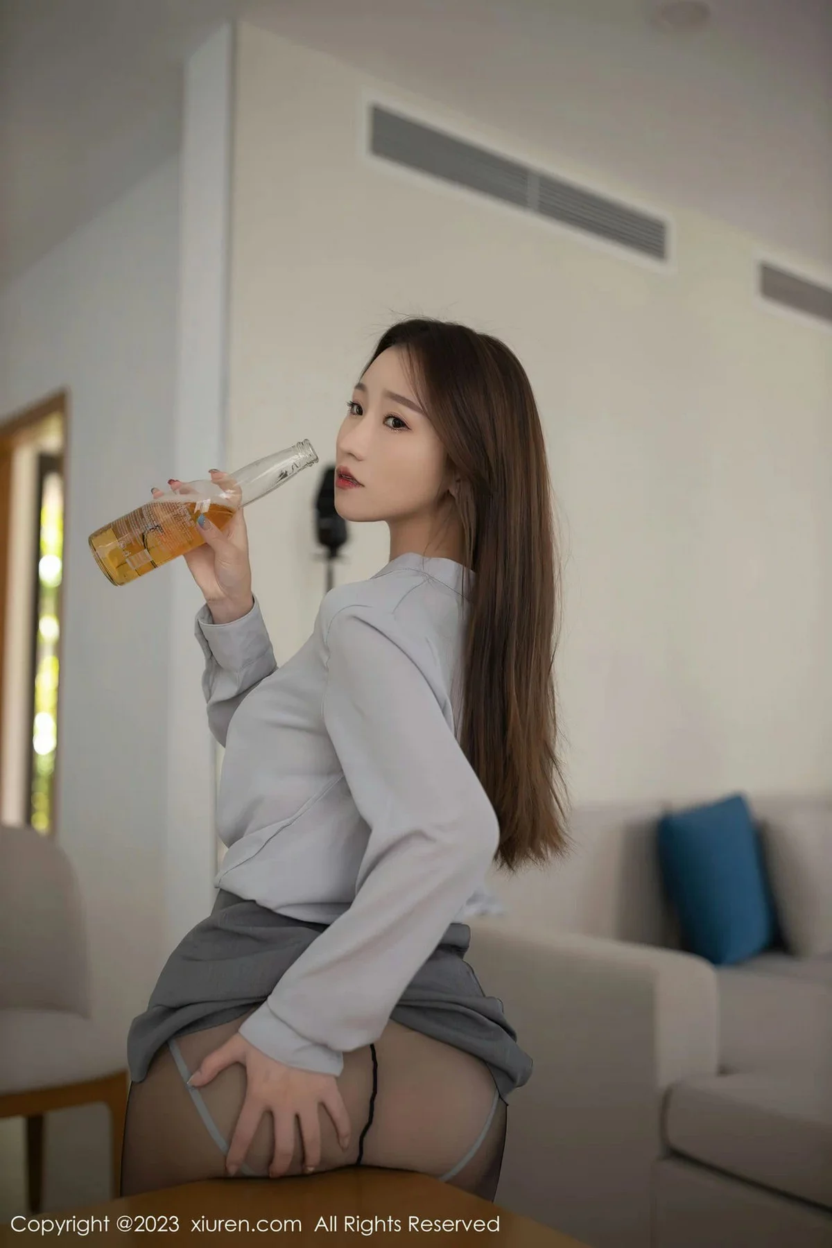 XiuRen第6989期_模特杏子Yada醉酒主题性感淡灰色轻透内衣配超薄黑丝诱惑写真80P