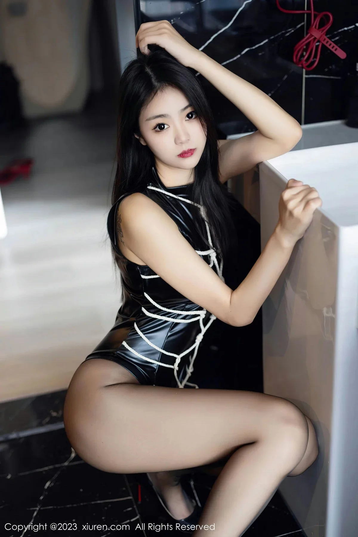 XiuRen第6990期_模特可乐Vicky性感黑色高开叉服饰配超薄黑丝捆绑艺诱惑写真69P
