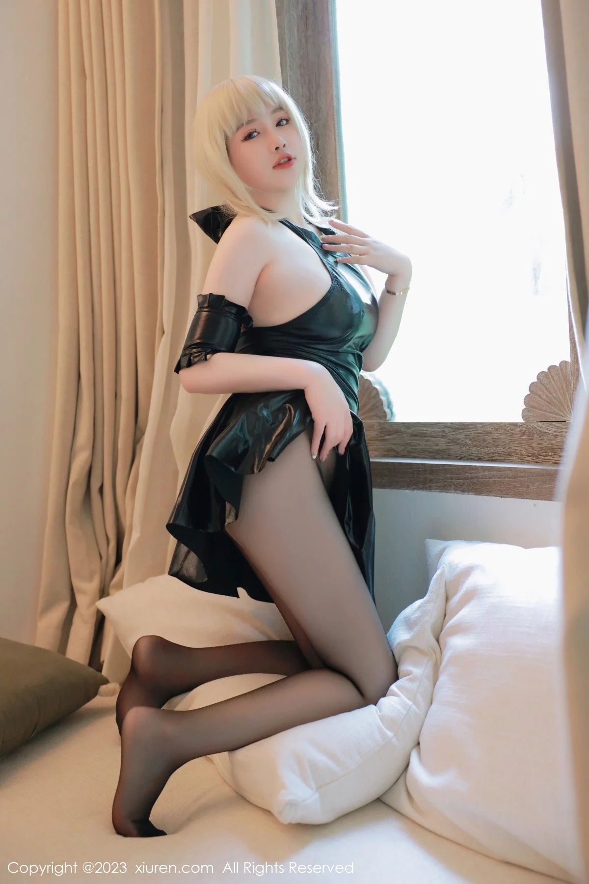 XiuRen第6984期_模特养乐多DoDo性感黑色Cosplay装扮秀丰满身材惹火诱惑写真75P