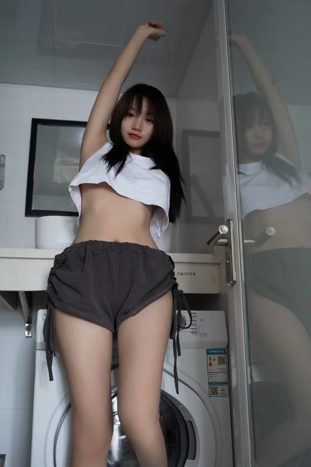 动漫博主柒柒要乖哦初恋背心主题性感白色背心配灰短裤秀完美身材诱惑写真117P