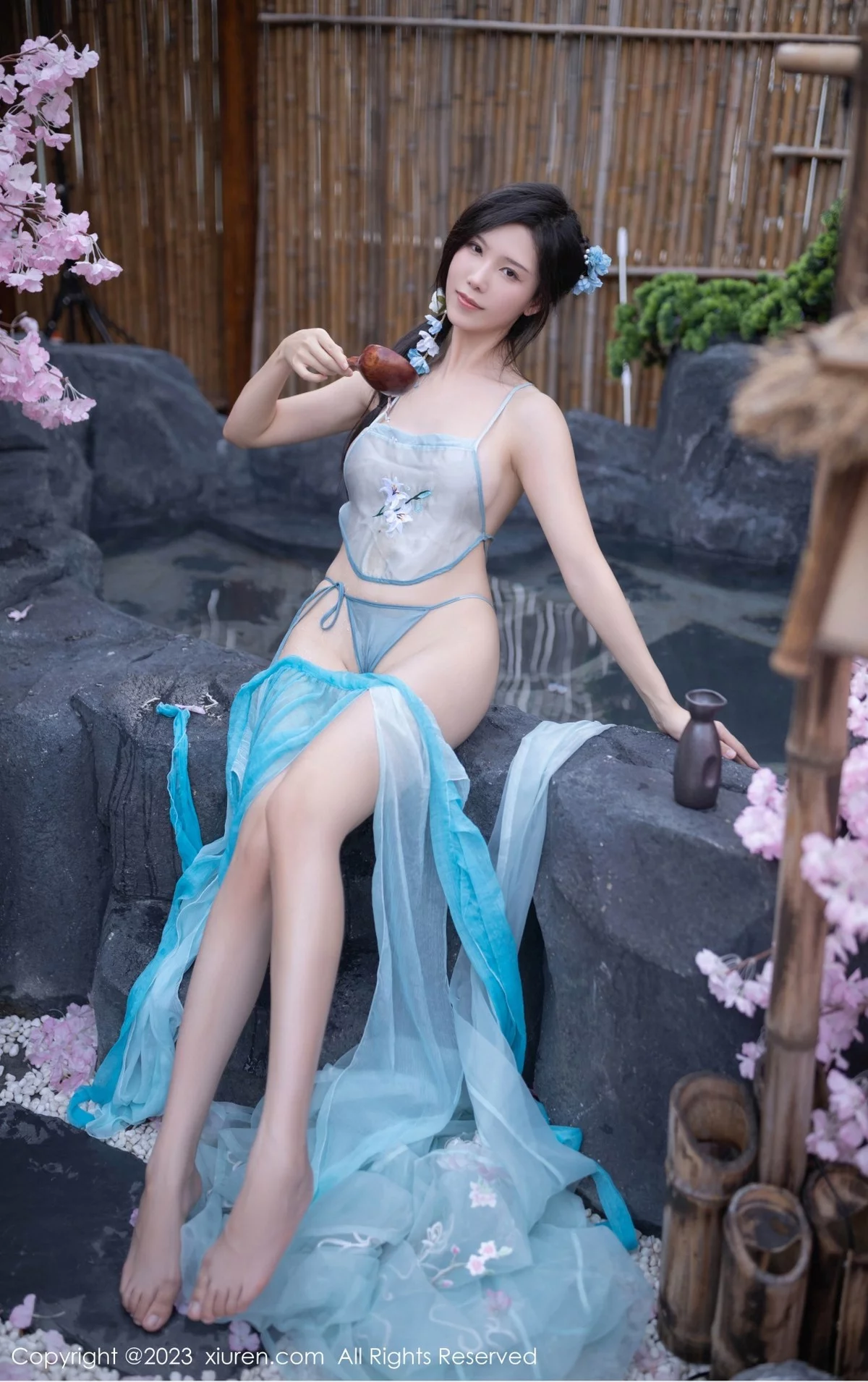 XiuRen第6991期_模特利世户外温泉性感浅蓝色古装服饰秀曼妙身姿惹火诱惑写真74P