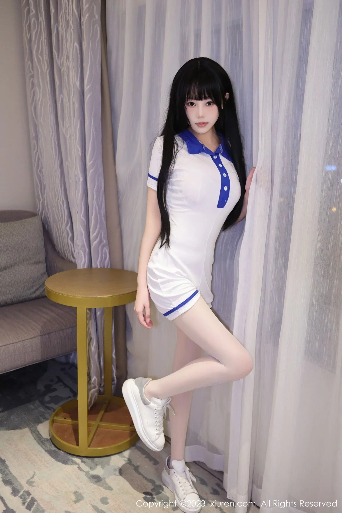 XiuRen第6985期_模特早川京子性感白色学妹服饰配原色丝袜秀完美身材迷人写真81P