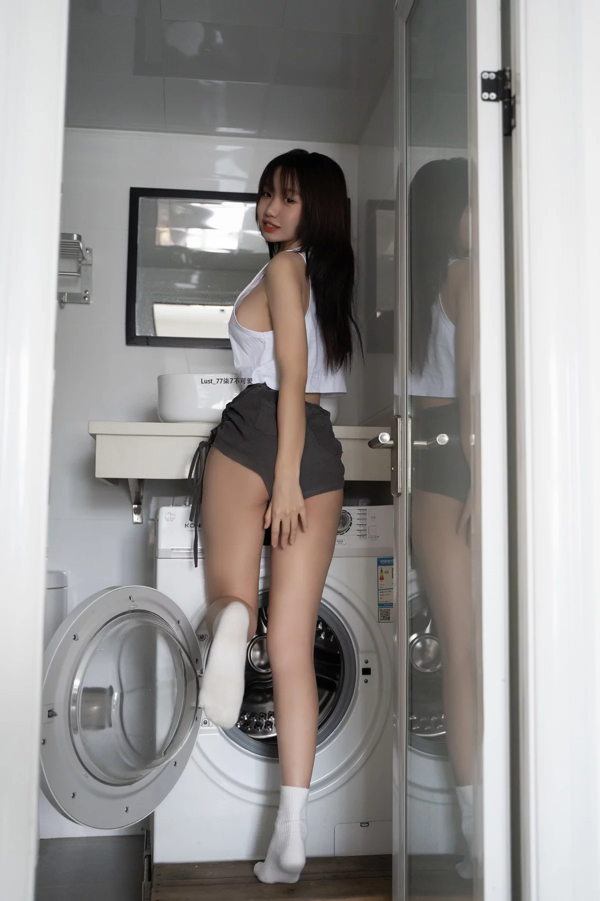 动漫博主柒柒要乖哦初恋背心主题性感白色背心配灰短裤秀完美身材诱惑写真117P
