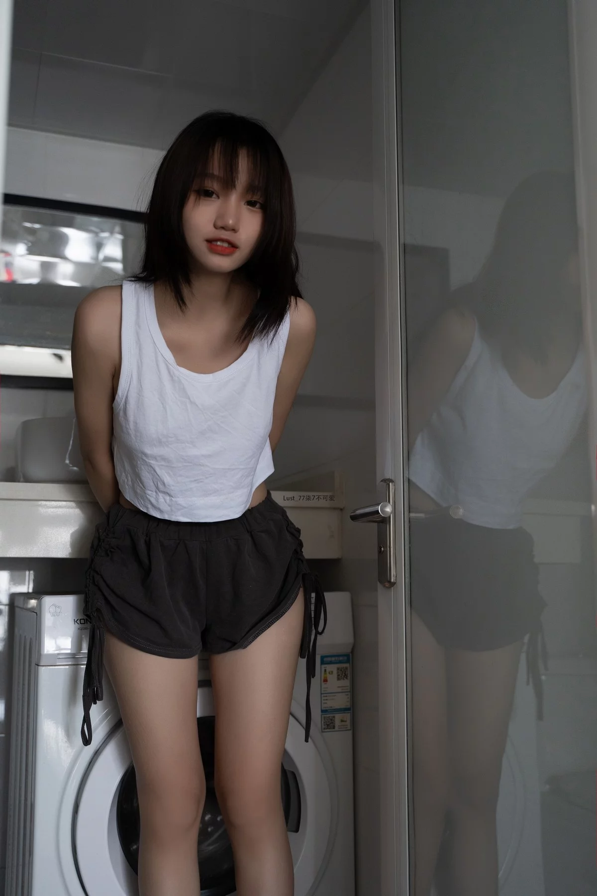 动漫博主柒柒要乖哦初恋背心主题性感白色背心配灰短裤秀完美身材诱惑写真117P