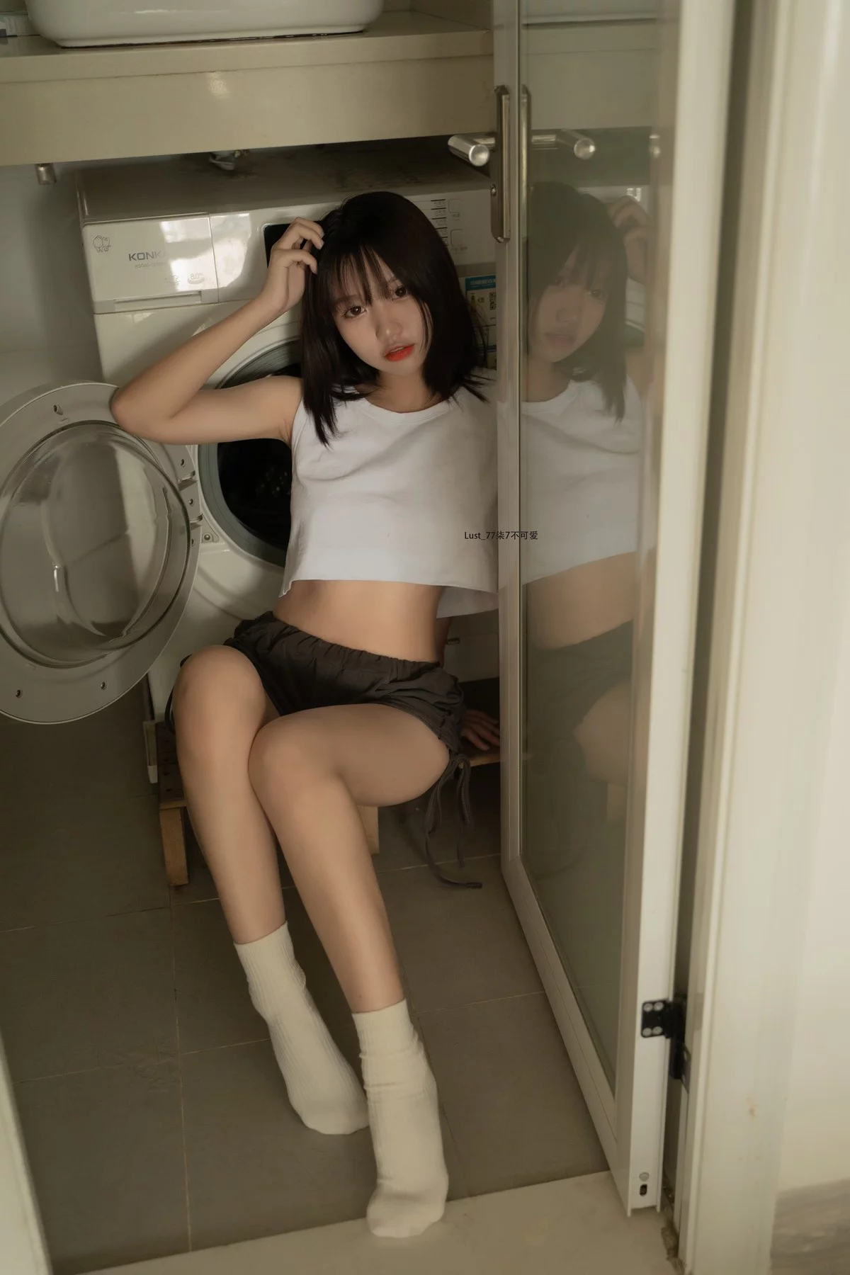 动漫博主柒柒要乖哦初恋背心主题性感白色背心配灰短裤秀完美身材诱惑写真117P
