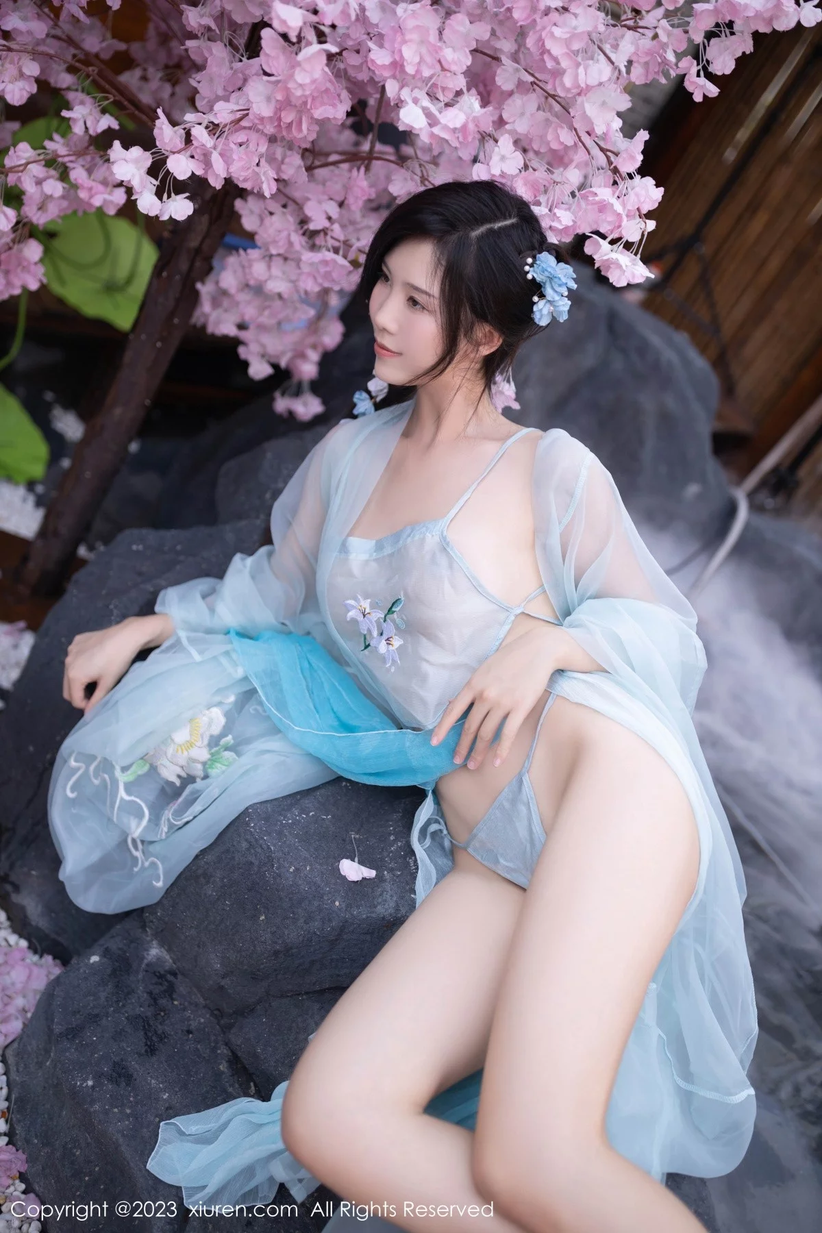 XiuRen第6991期_模特利世户外温泉性感浅蓝色古装服饰秀曼妙身姿惹火诱惑写真74P