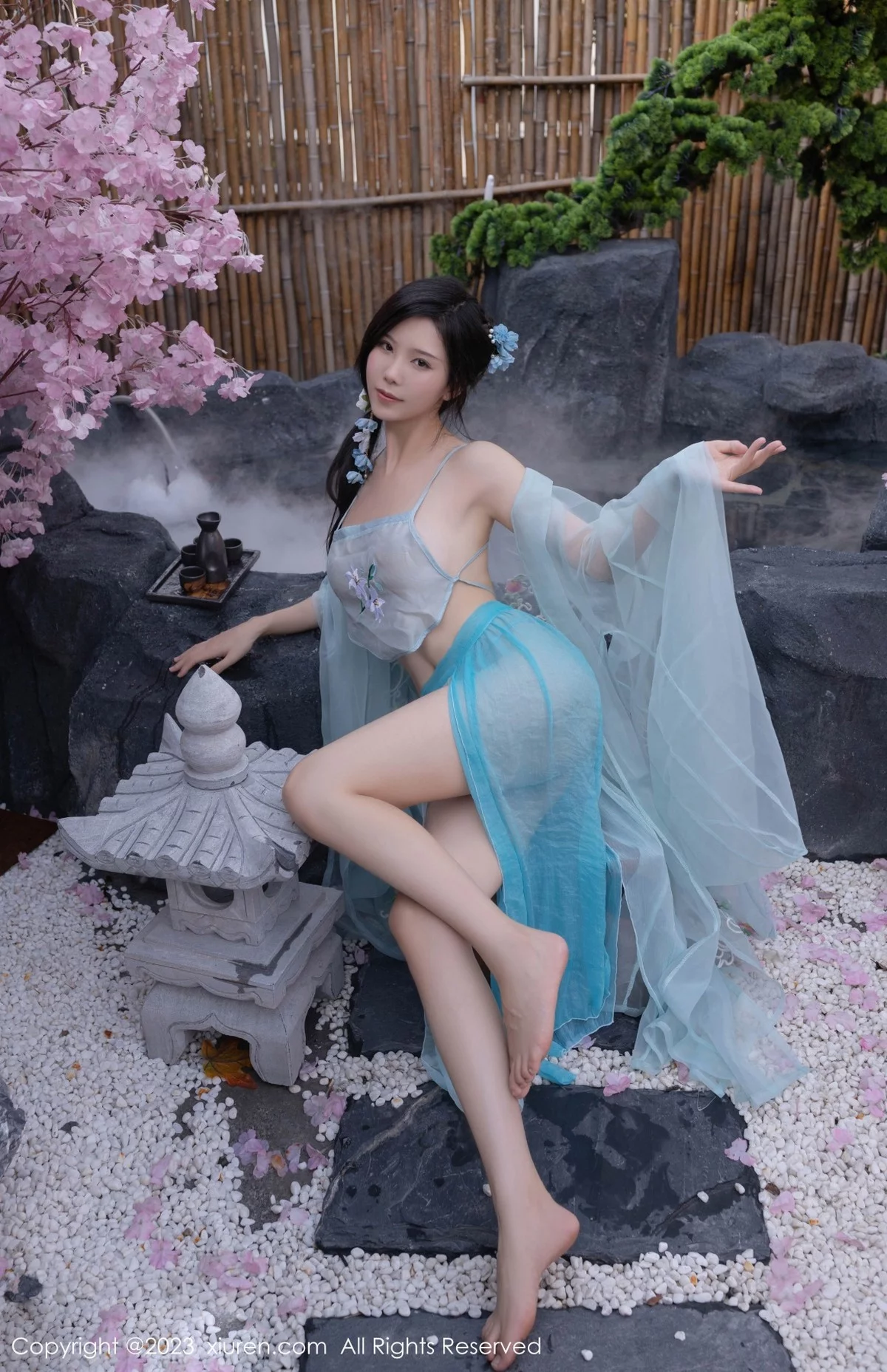 XiuRen第6991期_模特利世户外温泉性感浅蓝色古装服饰秀曼妙身姿惹火诱惑写真74P