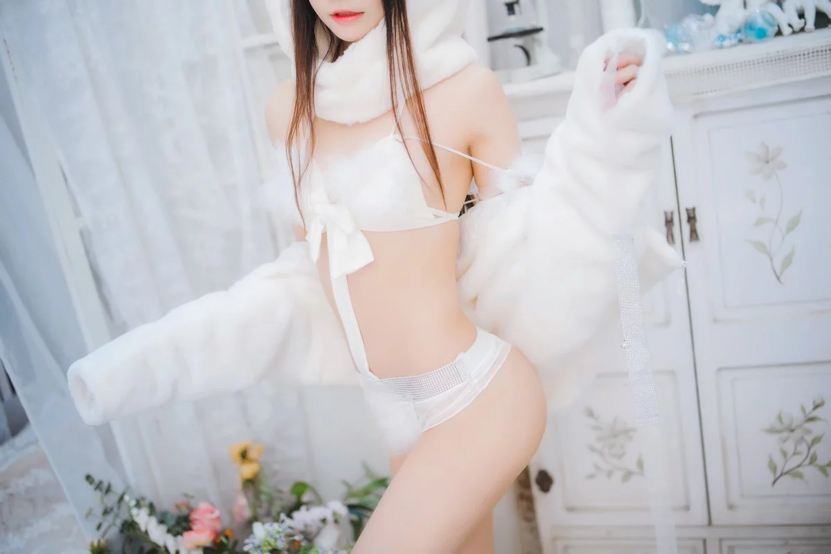 网络美女桜桃喵小白兔01主题性感兔子装扮白色内衣秀完美身材迷人诱惑写真48P