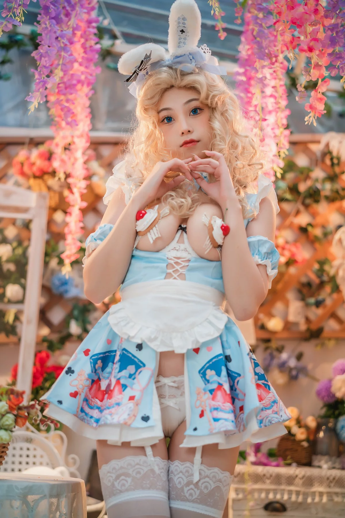 萌系小姐姐蜜汁猫裘兔子先生主题性感情趣服饰配白丝吊袜秀惹火身材诱惑写真50P