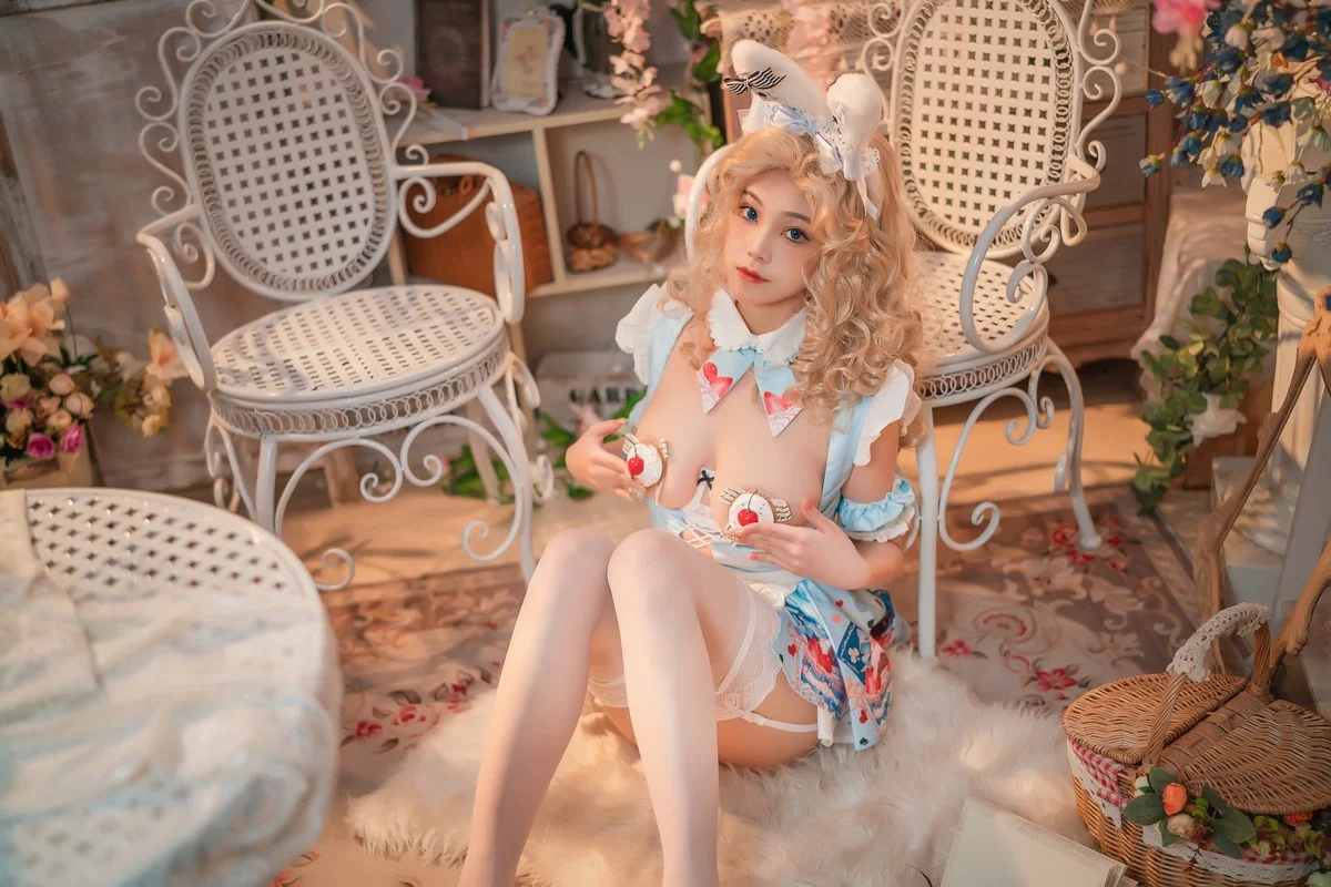 萌系小姐姐蜜汁猫裘兔子先生主题性感情趣服饰配白丝吊袜秀惹火身材诱惑写真50P