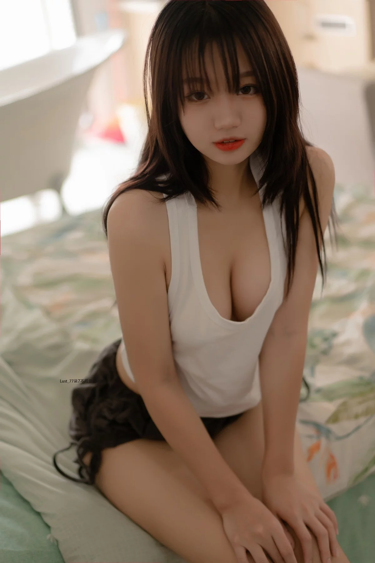 动漫博主柒柒要乖哦初恋背心主题性感白色背心配灰短裤秀完美身材诱惑写真117P