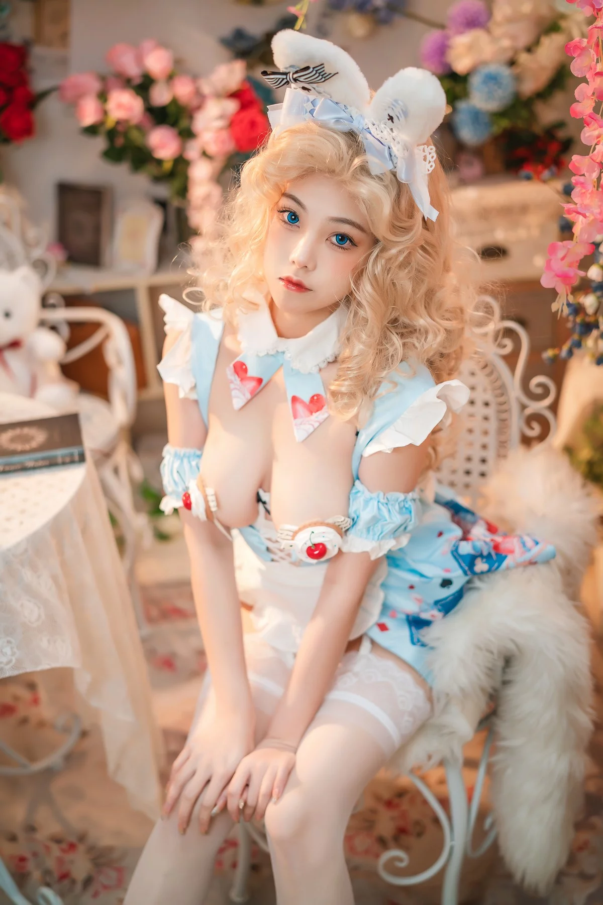 萌系小姐姐蜜汁猫裘兔子先生主题性感情趣服饰配白丝吊袜秀惹火身材诱惑写真50P