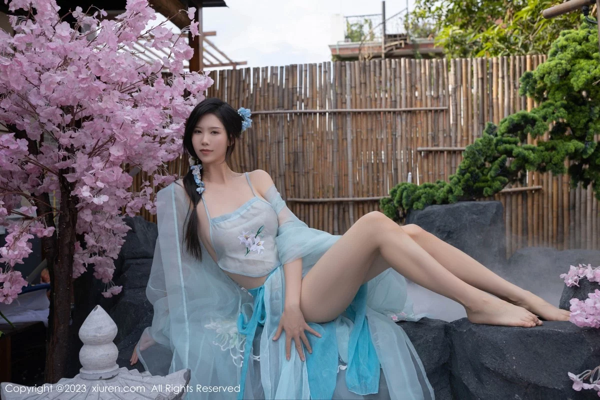 XiuRen第6991期_模特利世户外温泉性感浅蓝色古装服饰秀曼妙身姿惹火诱惑写真74P