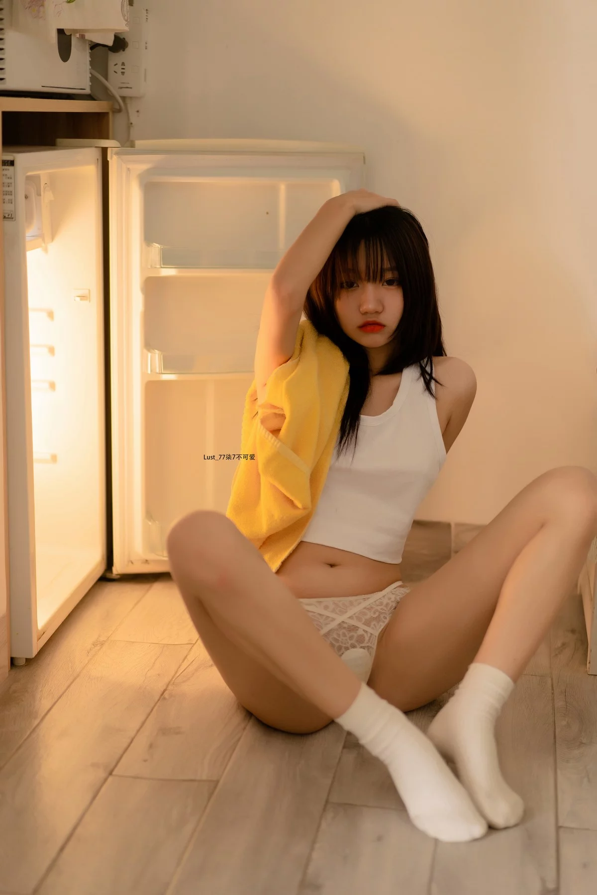 动漫博主柒柒要乖哦初恋背心主题性感白色背心配灰短裤秀完美身材诱惑写真117P