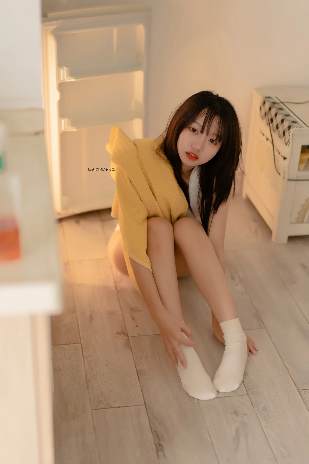 动漫博主柒柒要乖哦初恋背心主题性感白色背心配灰短裤秀完美身材诱惑写真117P