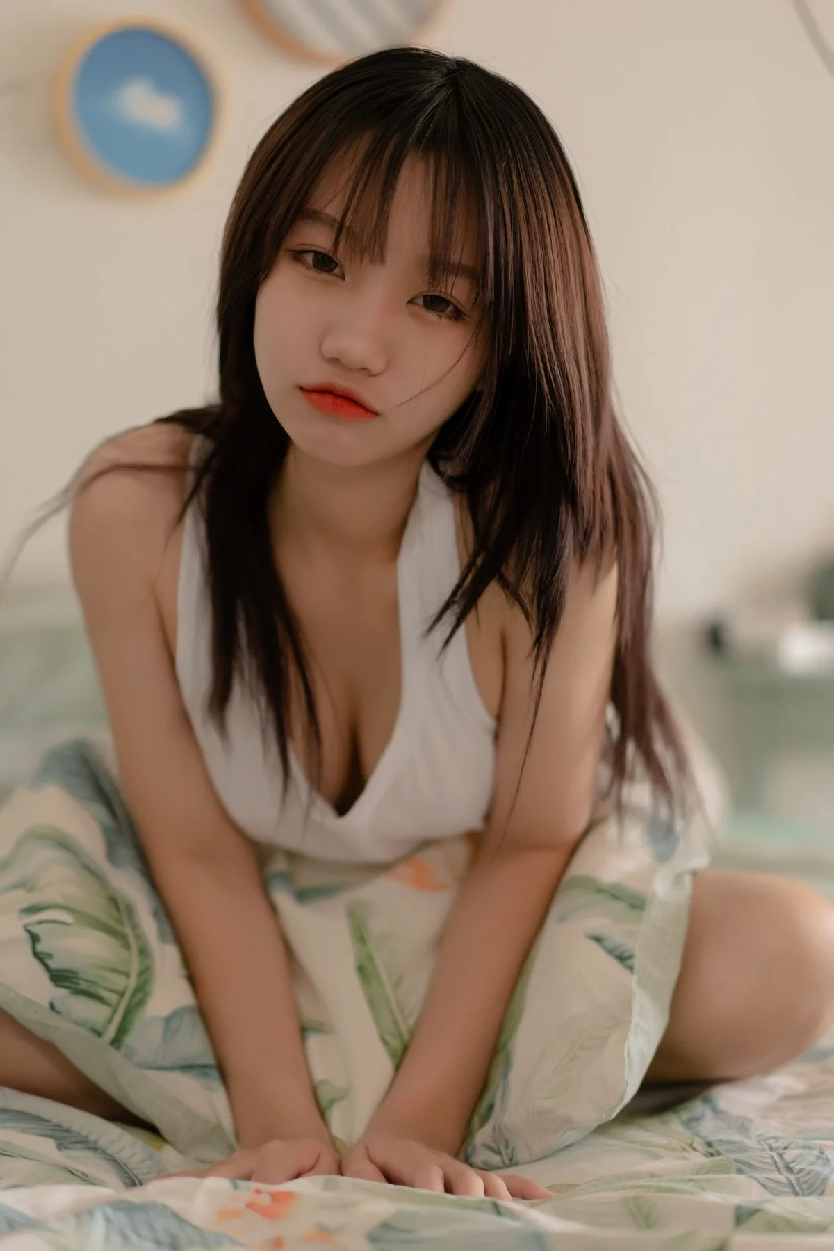 动漫博主柒柒要乖哦初恋背心主题性感白色背心配灰短裤秀完美身材诱惑写真117P