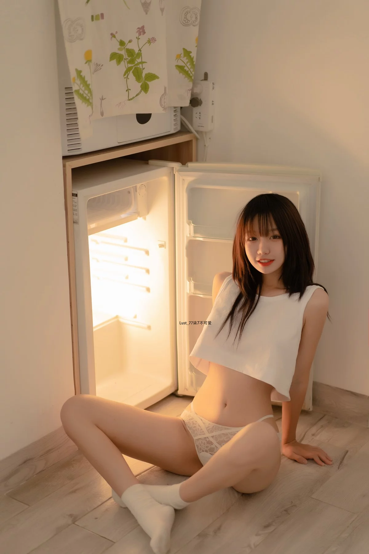 动漫博主柒柒要乖哦初恋背心主题性感白色背心配灰短裤秀完美身材诱惑写真117P