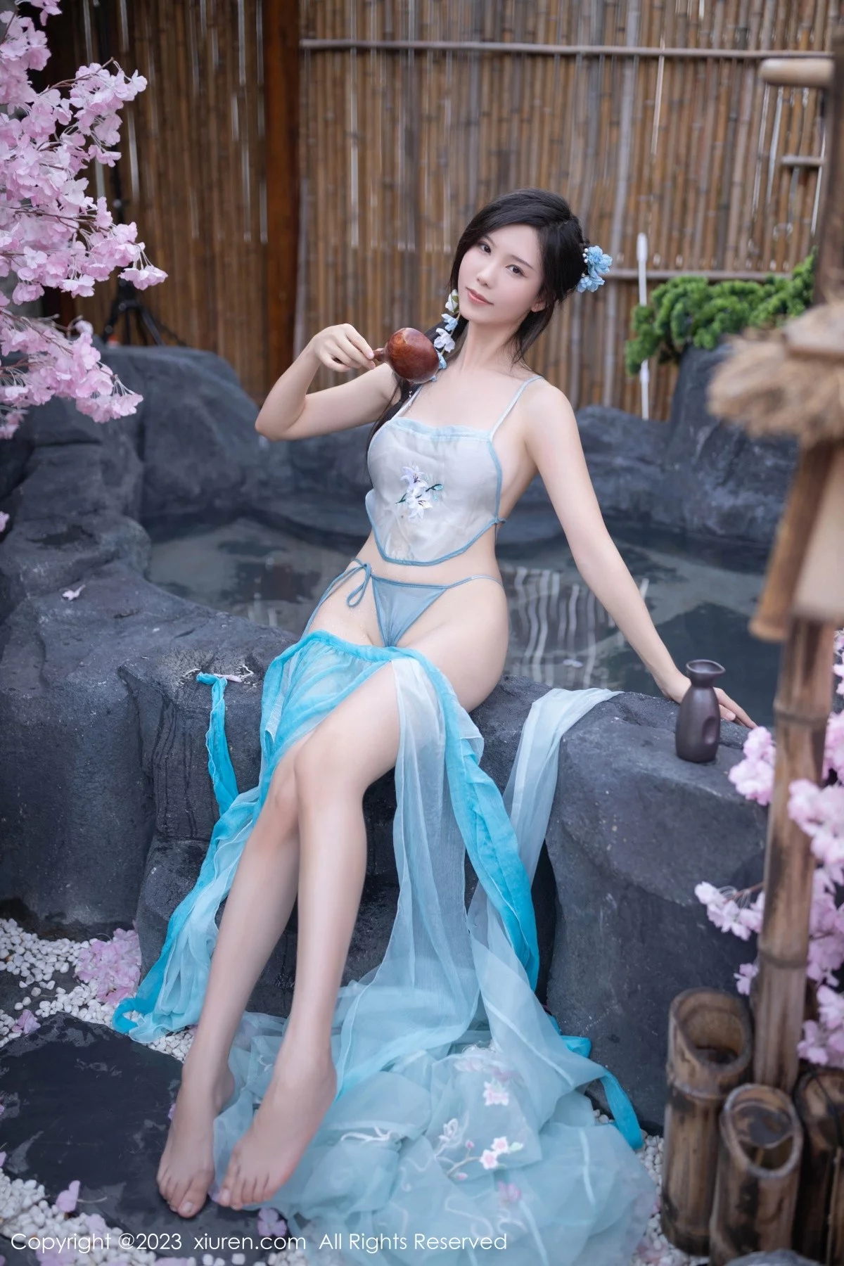 XiuRen第6991期_模特利世户外温泉性感浅蓝色古装服饰秀曼妙身姿惹火诱惑写真74P