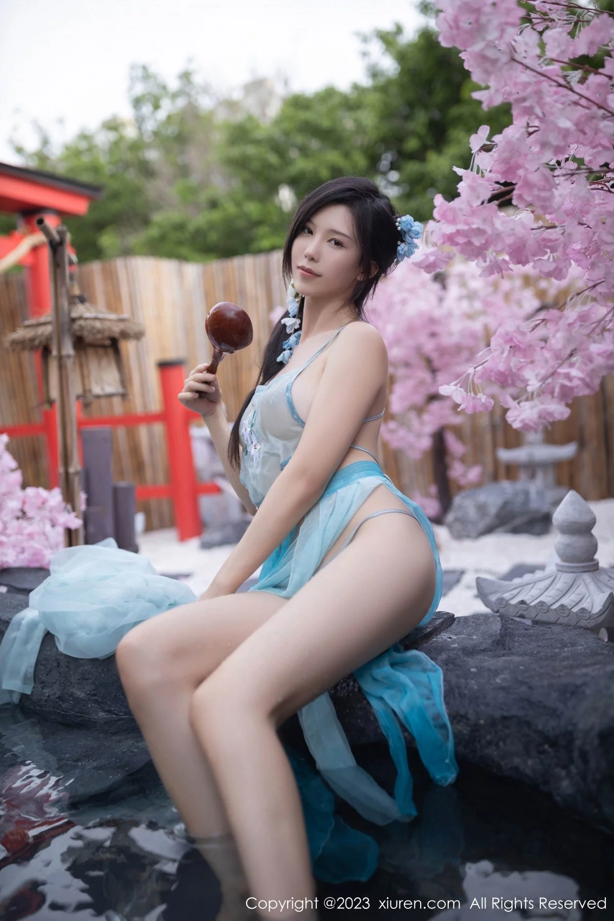 XiuRen第6991期_模特利世户外温泉性感浅蓝色古装服饰秀曼妙身姿惹火诱惑写真74P