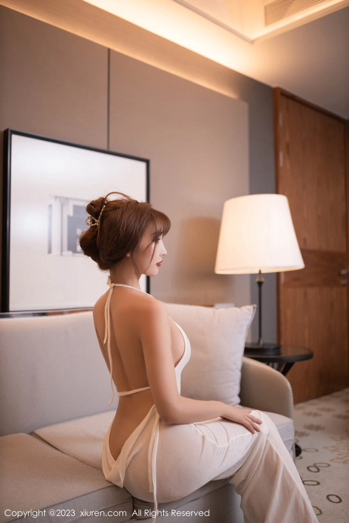 XiuRen第7113期_女神陆萱萱性感白色露背吊带裙配原色丝袜秀完美身材诱惑写真80P