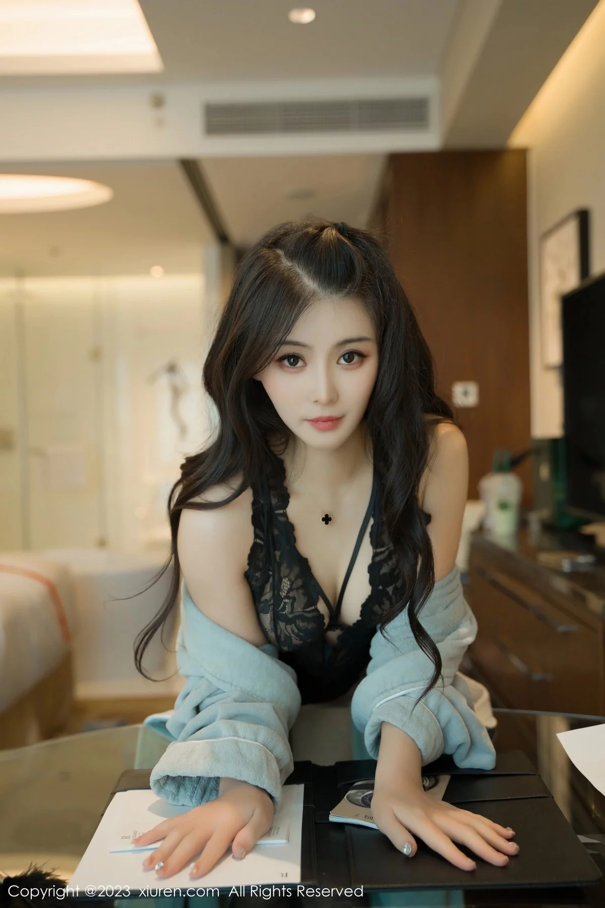 XiuRen第7107期_模特柒喜小baby脱浴袍露黑色蕾丝情趣服饰秀惹火身材诱惑写真56P