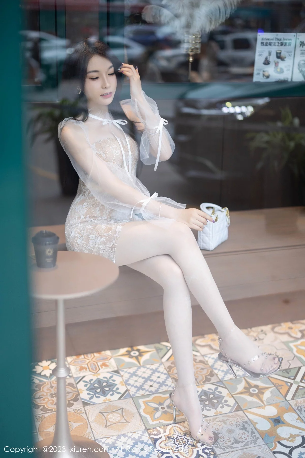 XiuRen第7112期_女神徐莉芝Booty性感浅色连衣短裙露白色蕾丝内衣完美诱惑写真88P