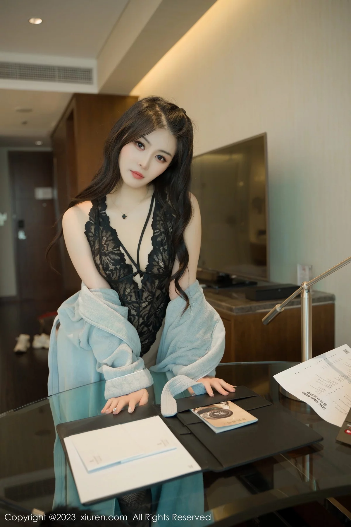 XiuRen第7107期_模特柒喜小baby脱浴袍露黑色蕾丝情趣服饰秀惹火身材诱惑写真56P