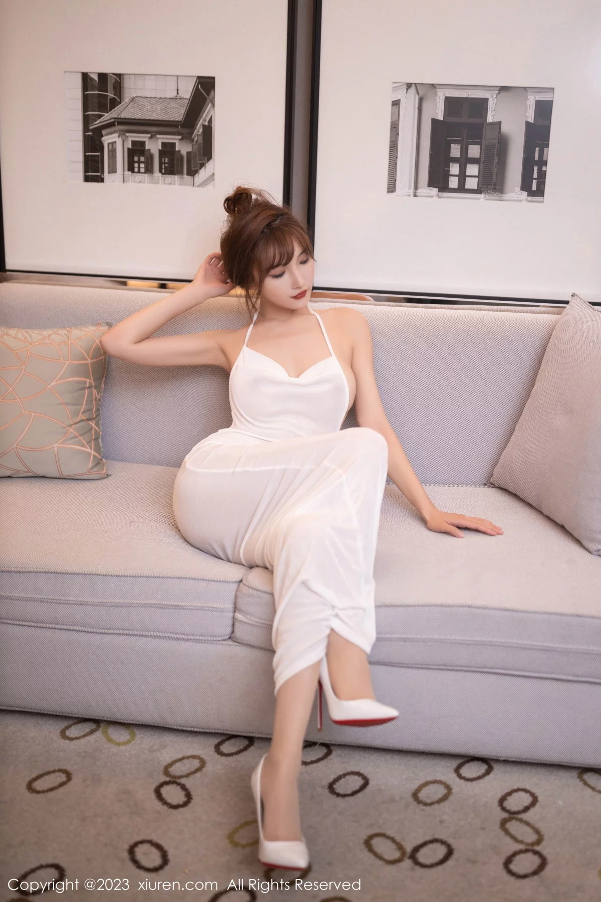 XiuRen第7113期_女神陆萱萱性感白色露背吊带裙配原色丝袜秀完美身材诱惑写真80P