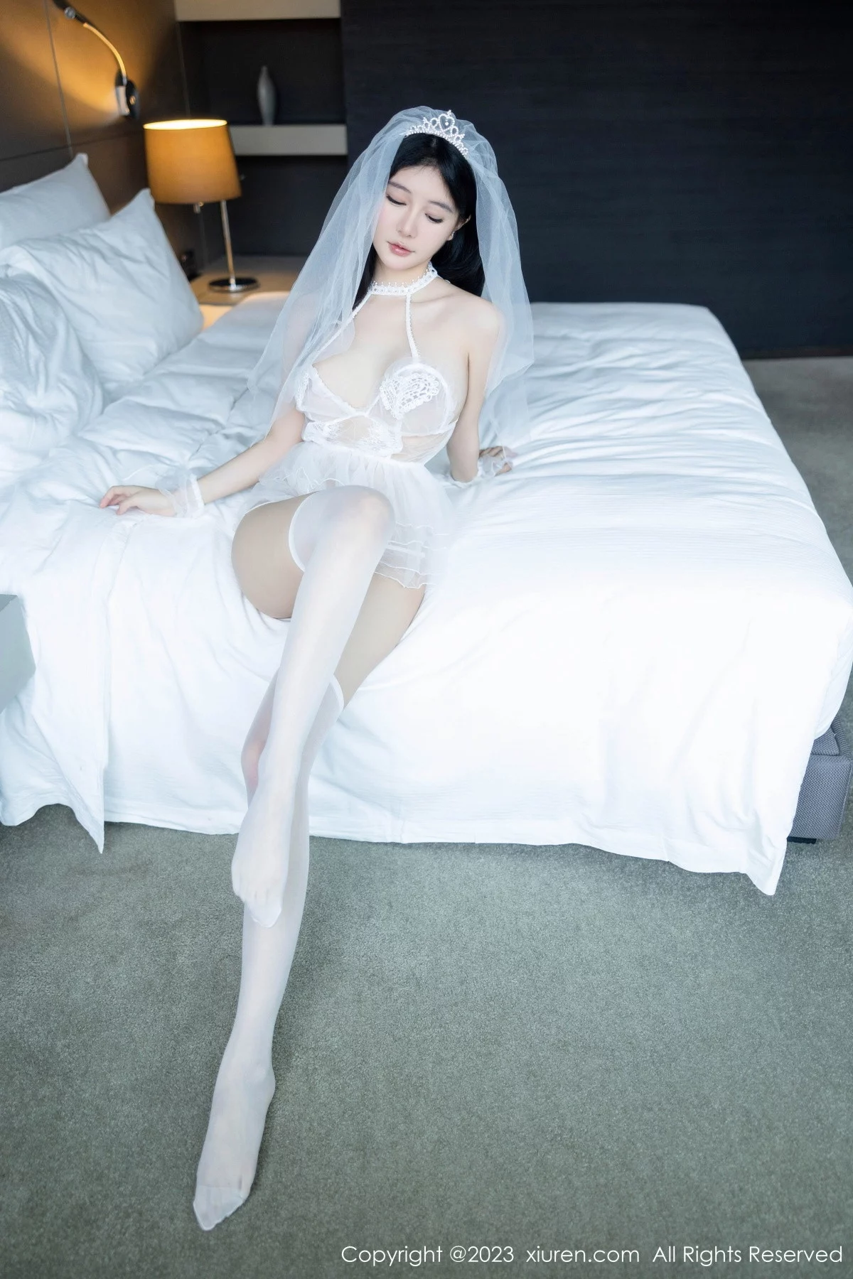 XiuRen第7165期_模特幼幼性感白色情趣婚纱服饰配白色丝袜秀完美身材诱惑写真89P
