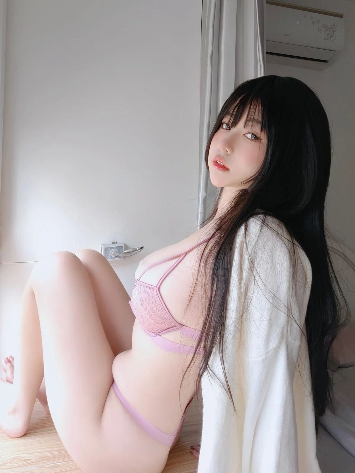 Coser妹子女主K素颜的清晨主题私房脱白色针织衣露性感粉色内衣完美诱惑写真102P
