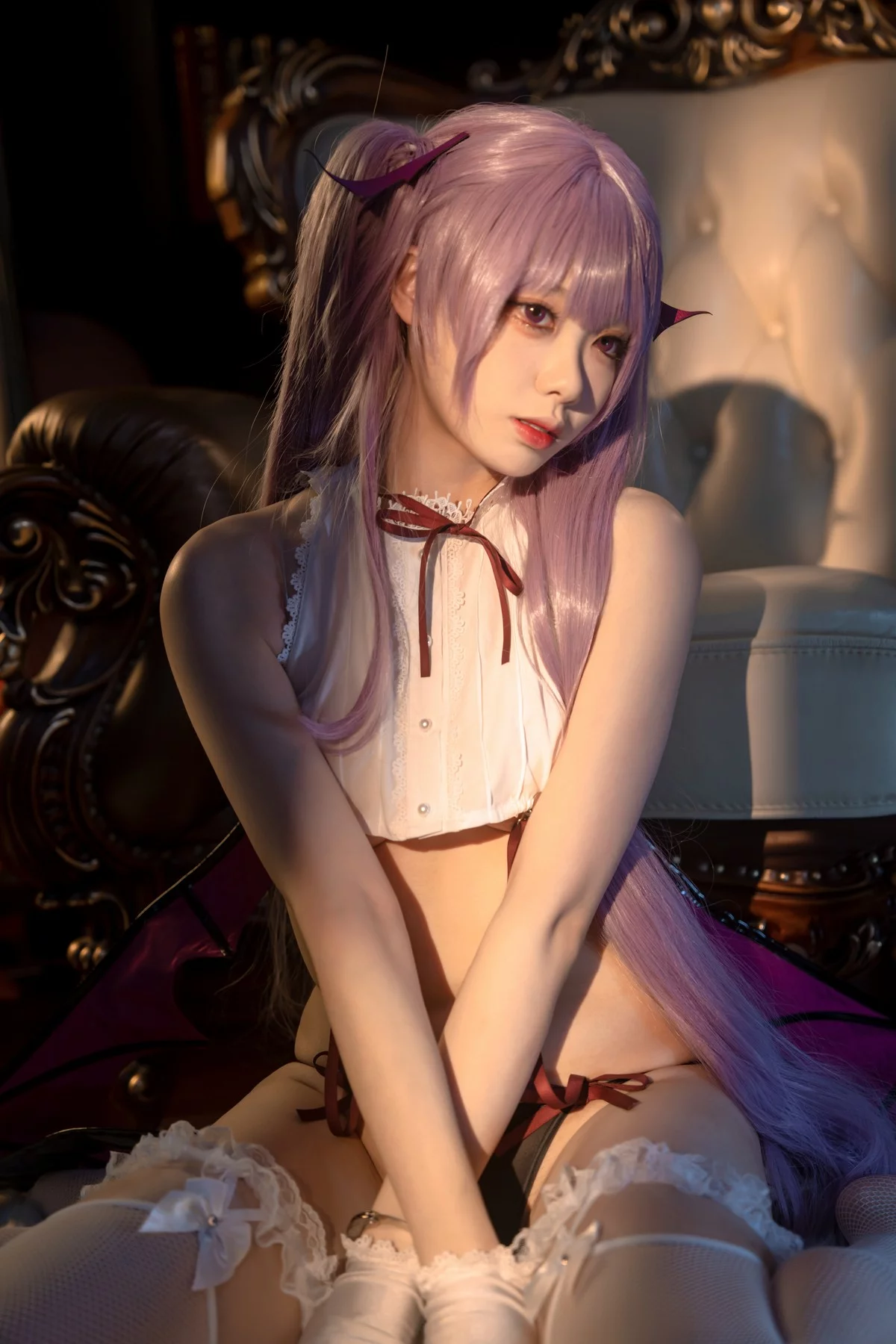 动漫博主安食Ajiki笨拙的小恶魔主题性感白色半截上衣配白丝网袜秀美腿诱惑写真41P