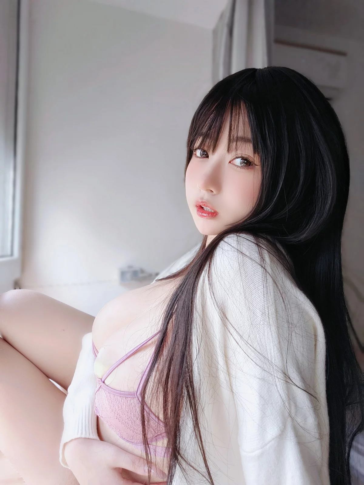 Coser妹子女主K素颜的清晨主题私房脱白色针织衣露性感粉色内衣完美诱惑写真102P
