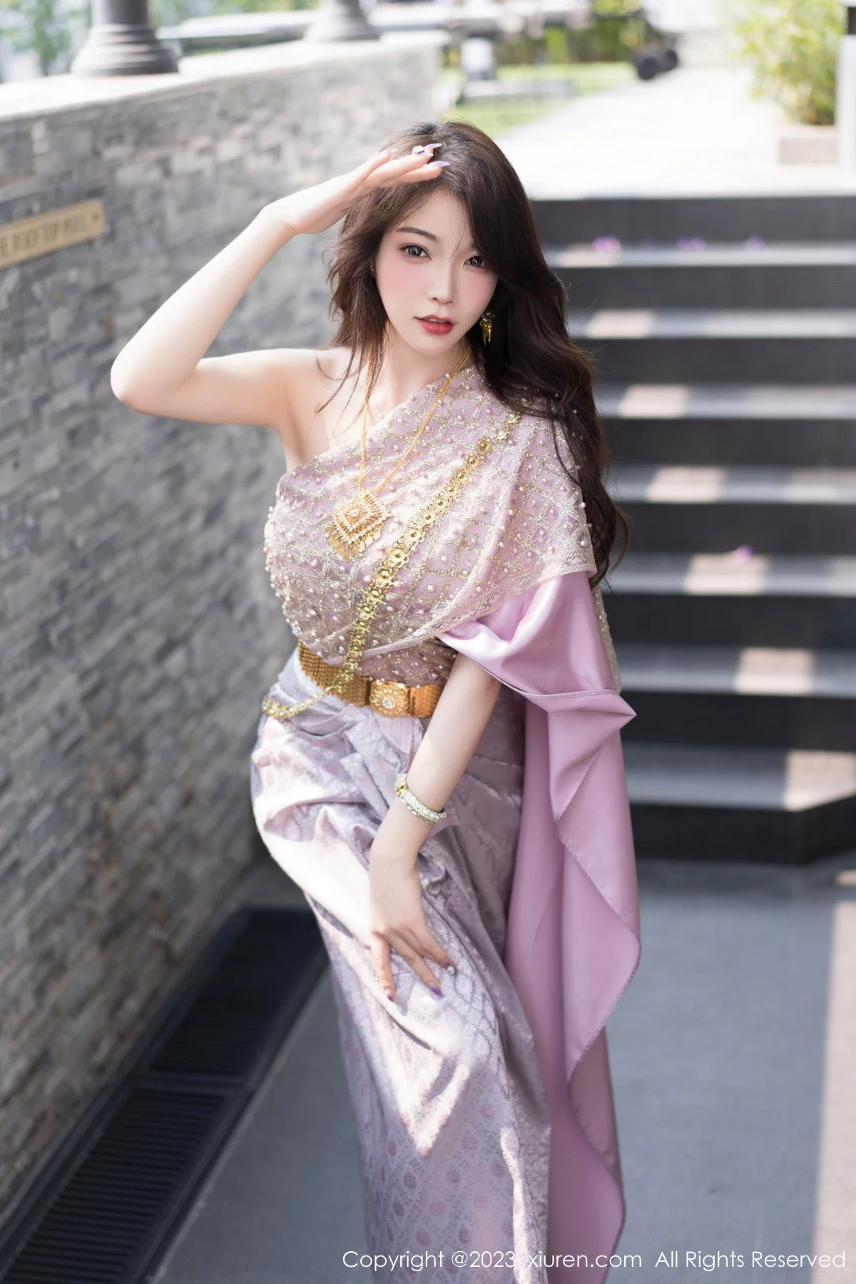 XiuRen第7164期_女神徐莉芝Booty户外性感暖灰色服饰半脱秀曼妙身姿诱惑写真66P