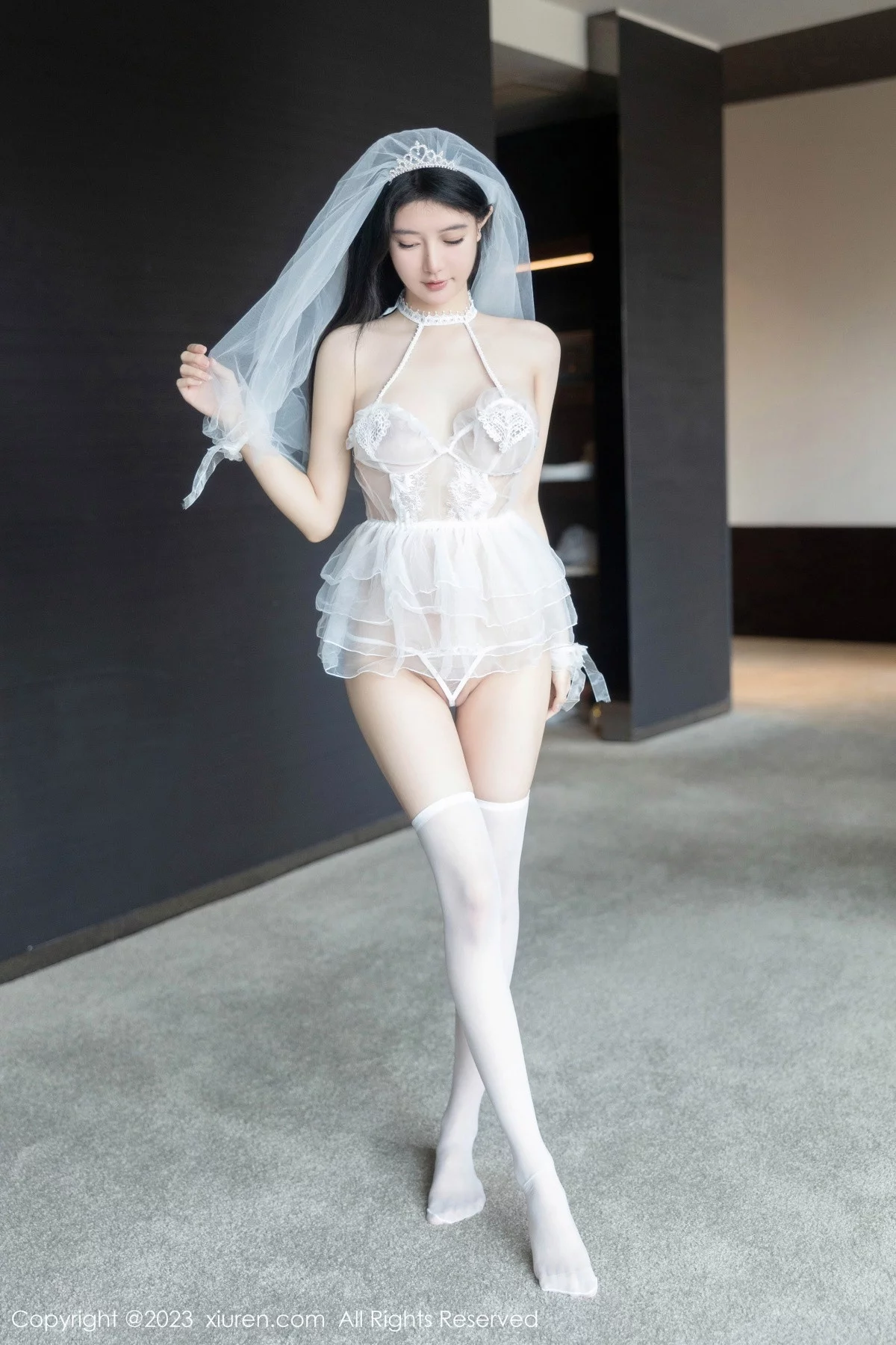 XiuRen第7165期_模特幼幼性感白色情趣婚纱服饰配白色丝袜秀完美身材诱惑写真89P