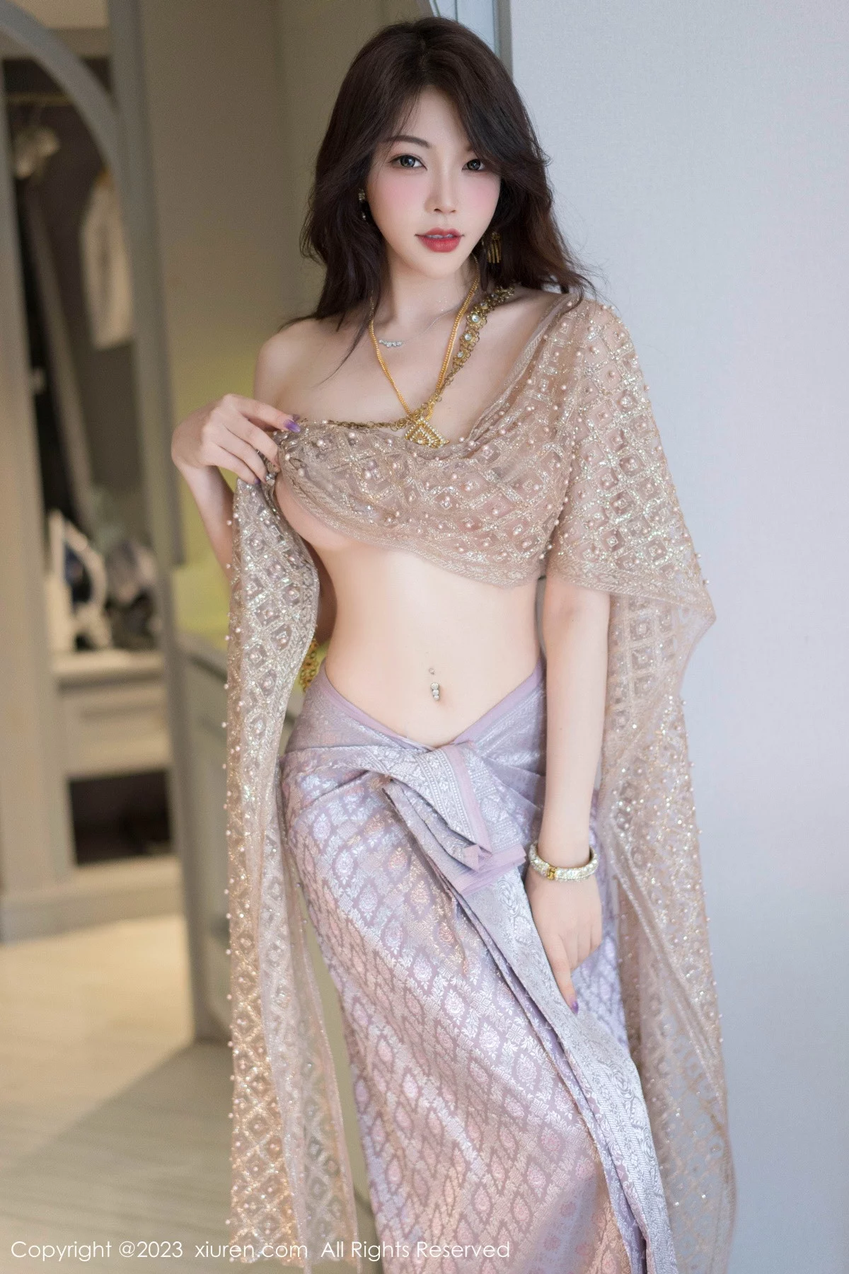 XiuRen第7164期_女神徐莉芝Booty户外性感暖灰色服饰半脱秀曼妙身姿诱惑写真66P