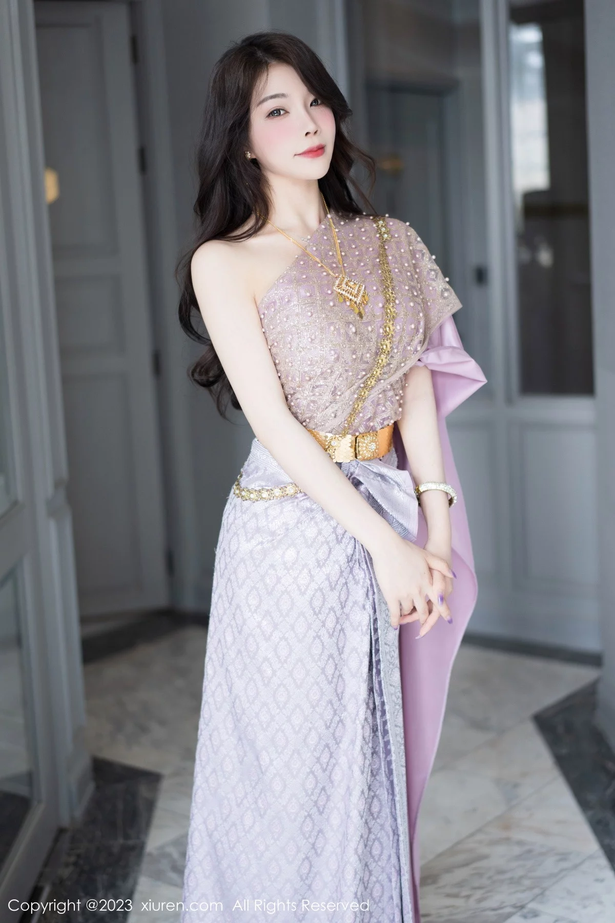 XiuRen第7164期_女神徐莉芝Booty户外性感暖灰色服饰半脱秀曼妙身姿诱惑写真66P
