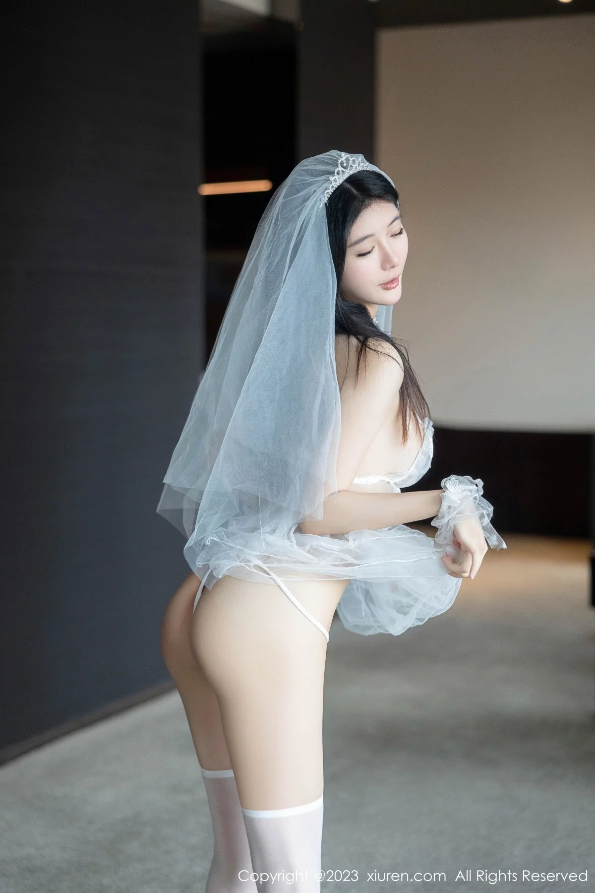 XiuRen第7165期_模特幼幼性感白色情趣婚纱服饰配白色丝袜秀完美身材诱惑写真89P