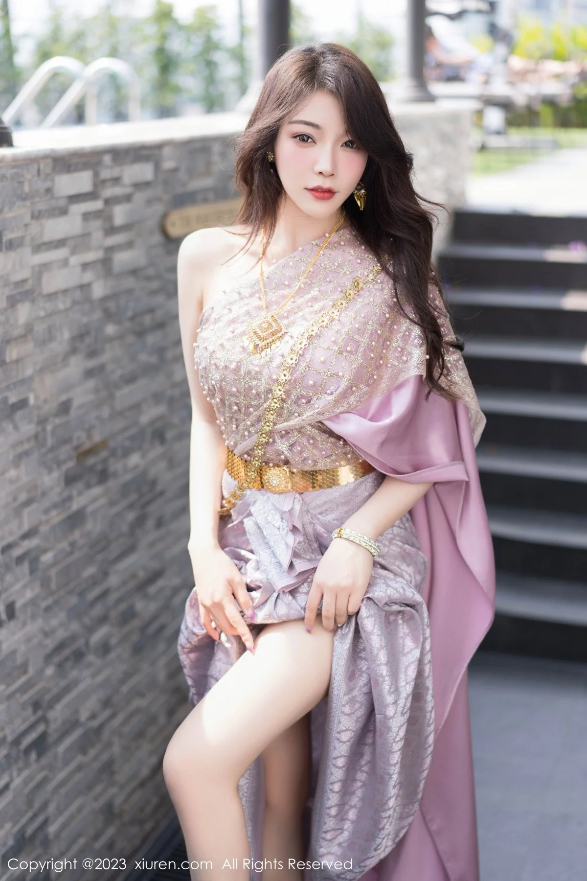 XiuRen第7164期_女神徐莉芝Booty户外性感暖灰色服饰半脱秀曼妙身姿诱惑写真66P
