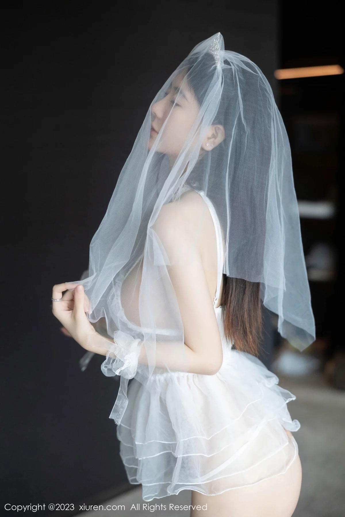 XiuRen第7165期_模特幼幼性感白色情趣婚纱服饰配白色丝袜秀完美身材诱惑写真89P