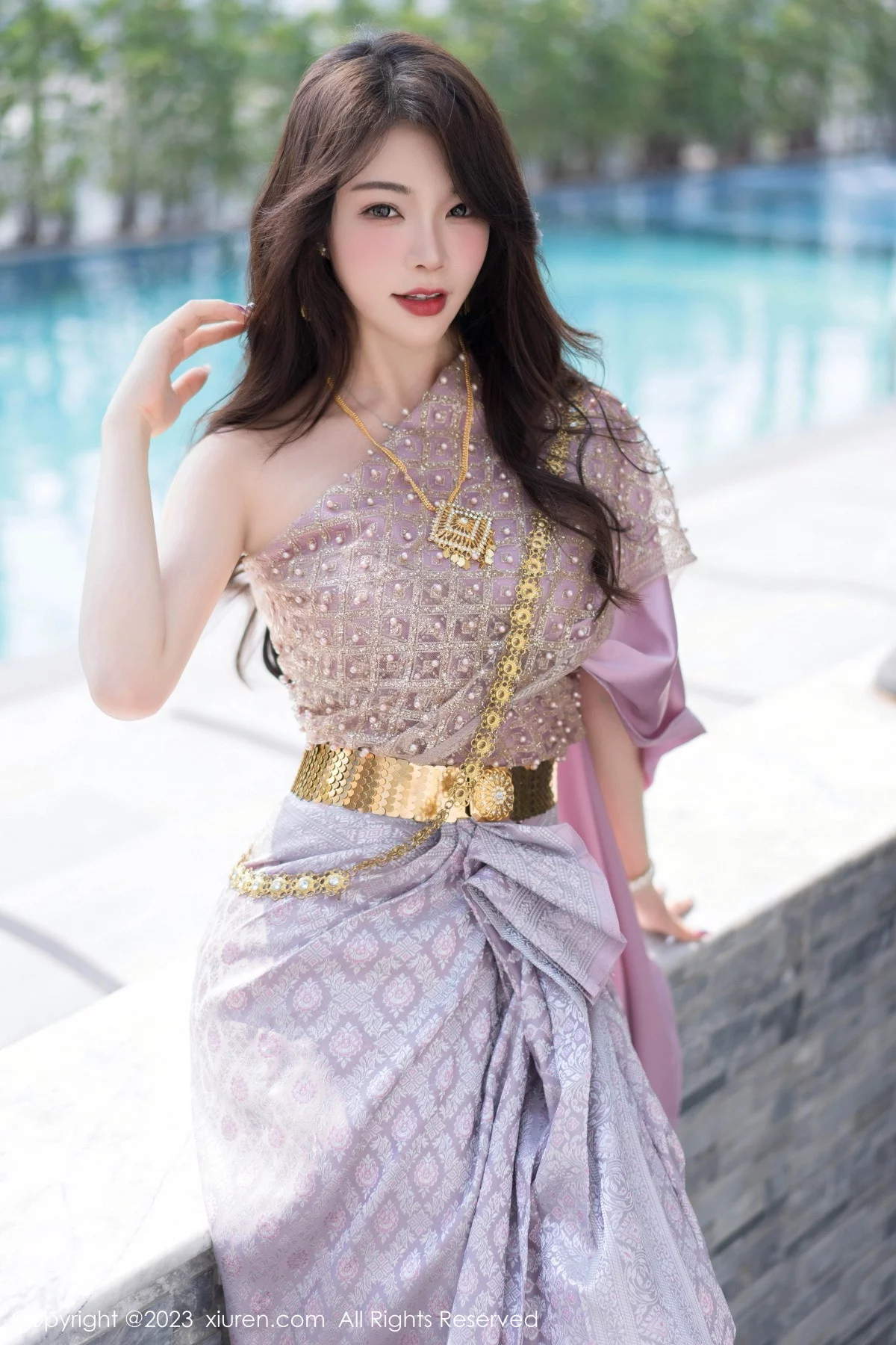 XiuRen第7164期_女神徐莉芝Booty户外性感暖灰色服饰半脱秀曼妙身姿诱惑写真66P