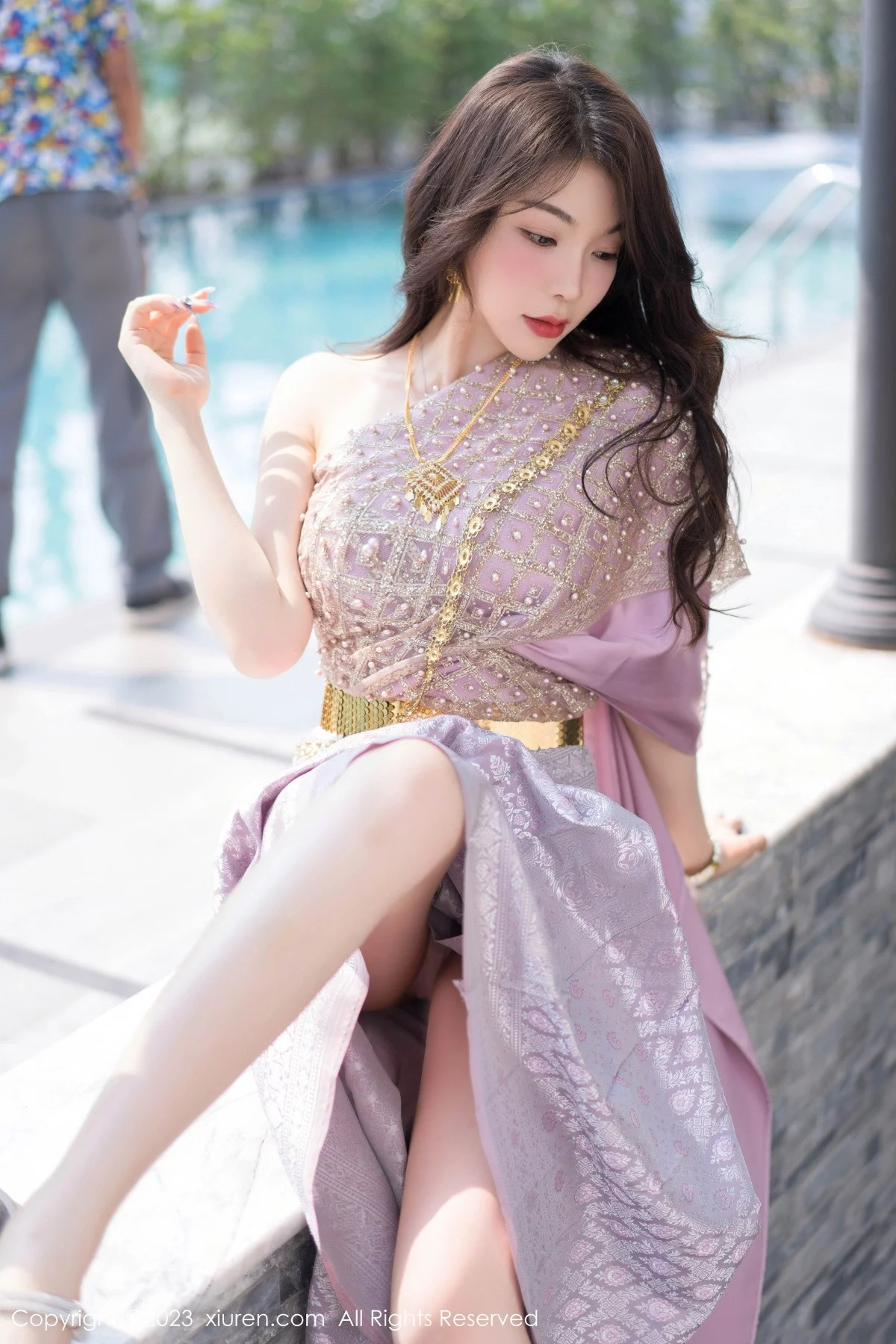 XiuRen第7164期_女神徐莉芝Booty户外性感暖灰色服饰半脱秀曼妙身姿诱惑写真66P