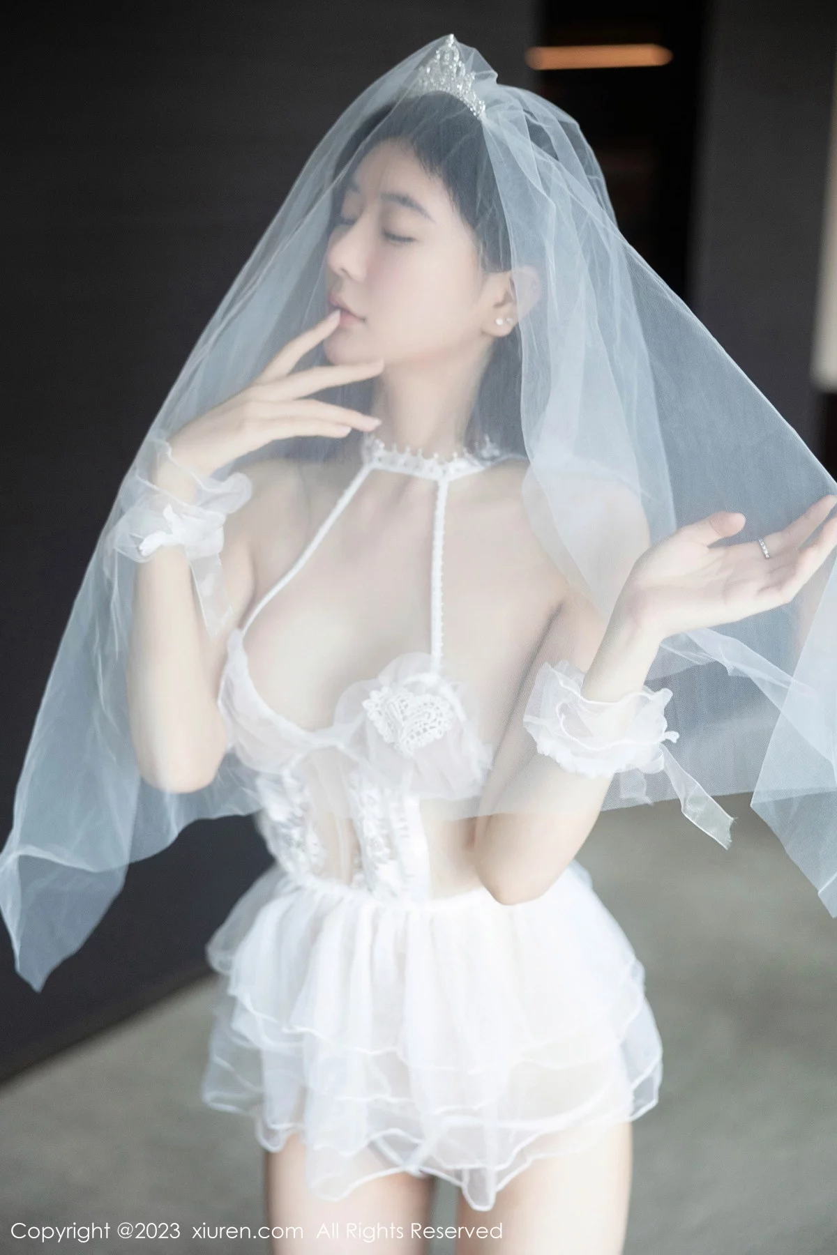 XiuRen第7165期_模特幼幼性感白色情趣婚纱服饰配白色丝袜秀完美身材诱惑写真89P