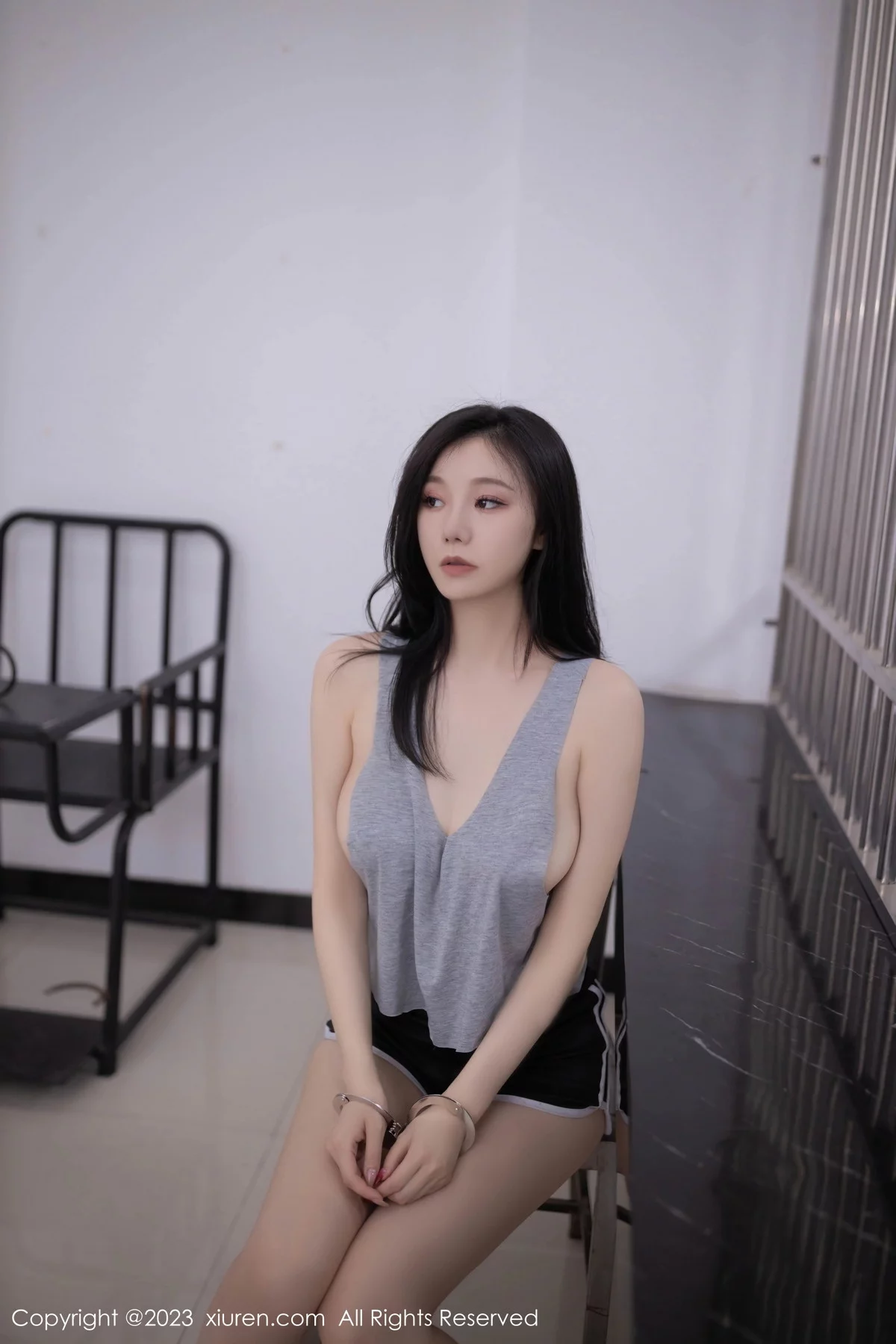 XiuRen第7170期_模特安然anran女子审问室主题灰色上衣配黑色短裤完美诱惑写真79P
