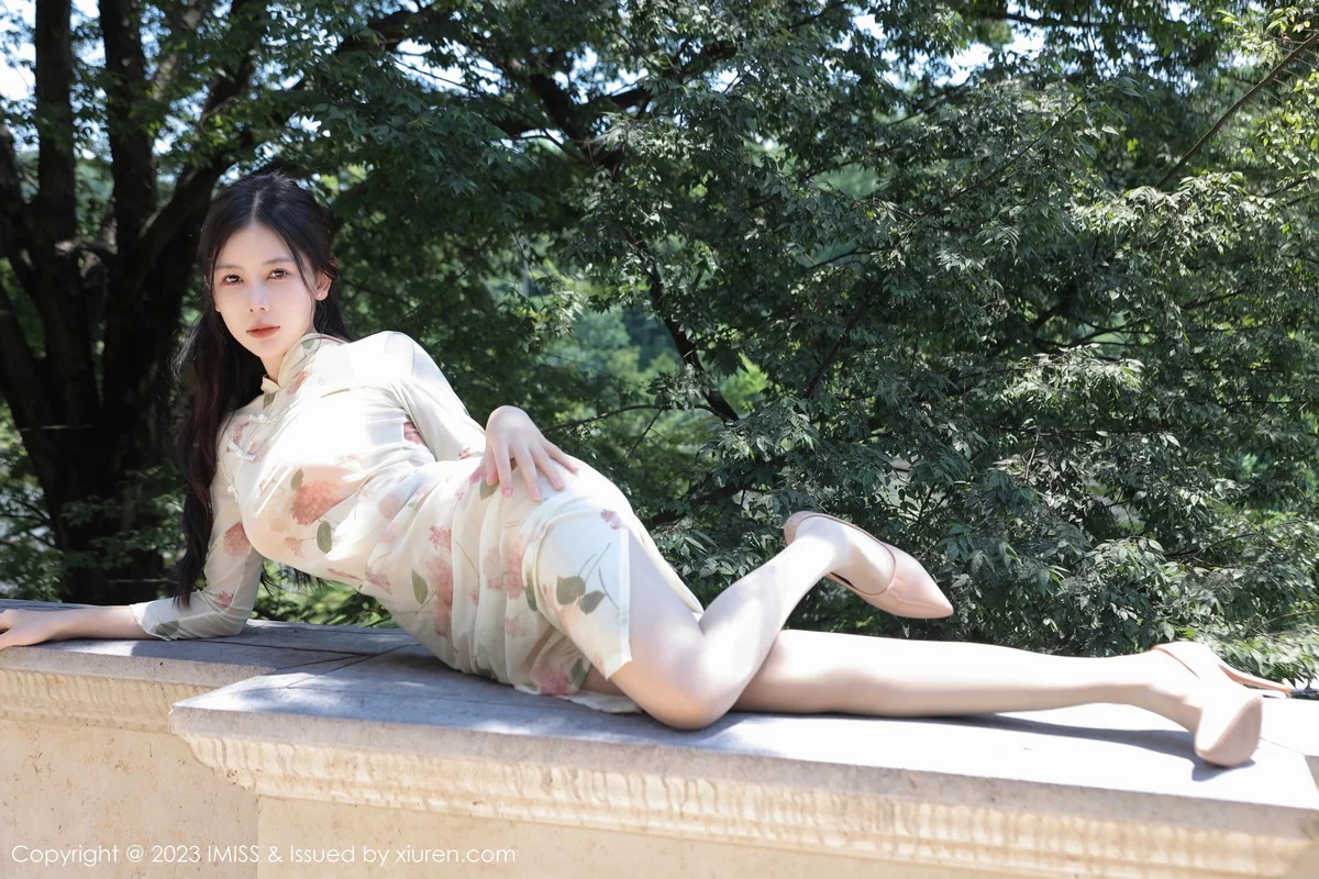 XiuRen第7168期_模特尹甜甜性感米色旗袍服配超薄无内肉丝秀完美身材诱惑写真46P