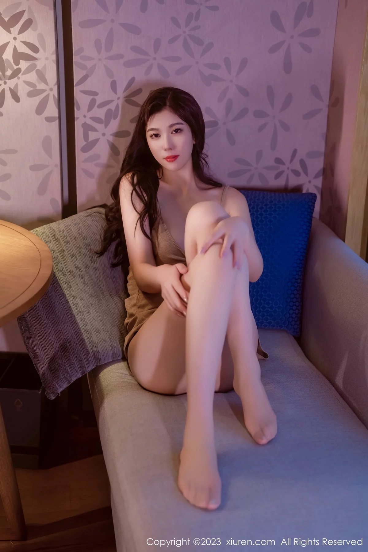 XiuRen第7167期_模特李雅柔性感杏色吊带裙配原色丝袜秀高挑身材完美诱惑写真54P