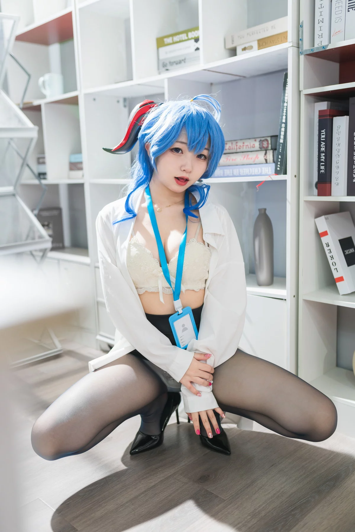 网络美女花铃甘雨秘书主题性感白T配黑短裙露白色蕾丝内衣秀完美身材诱惑写真94P