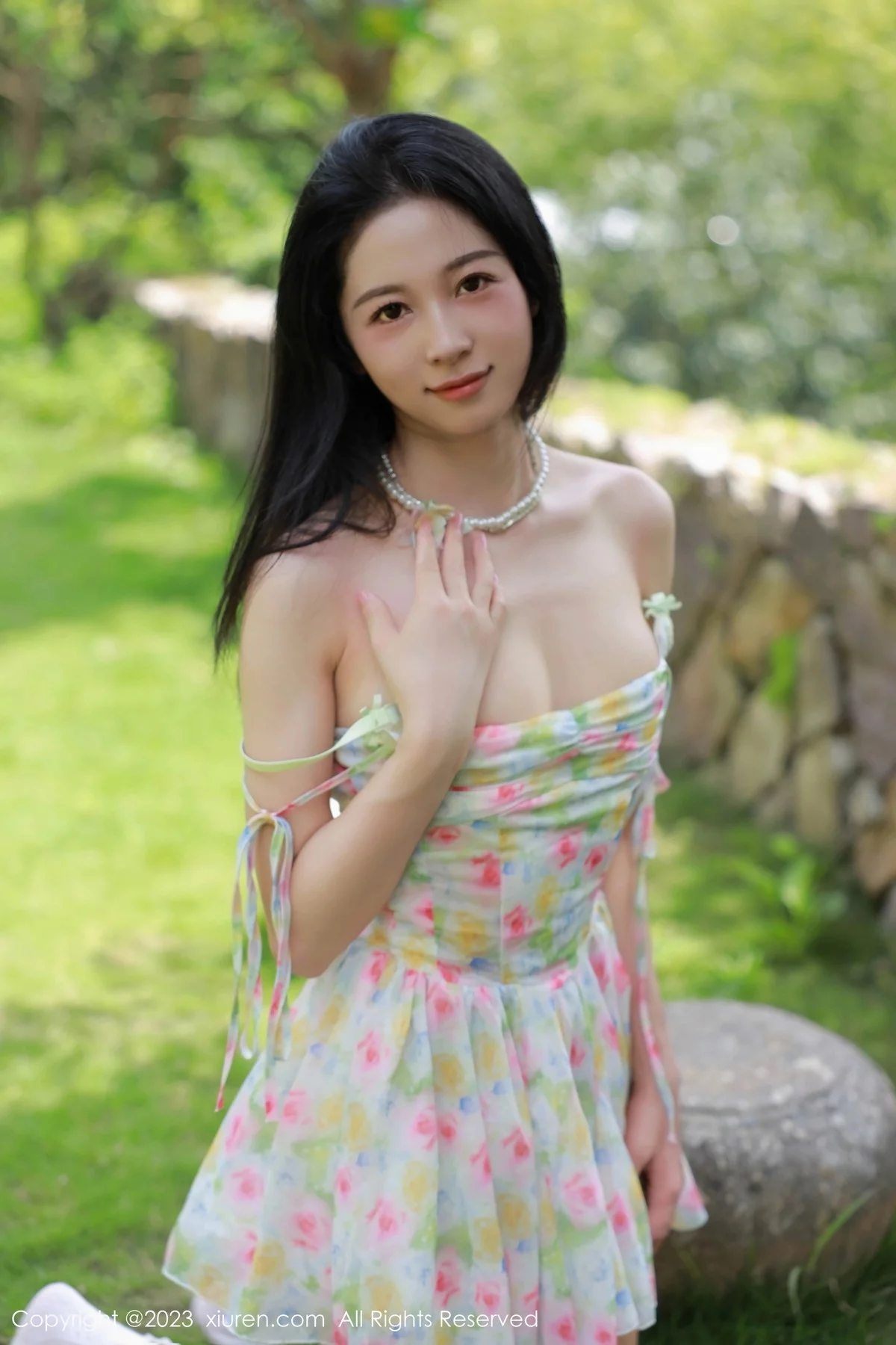 XiuRen第7169期_模特糖豆sisi户外性感白色带图案碎花裙半撩秀翘臀美腿诱惑写真61P